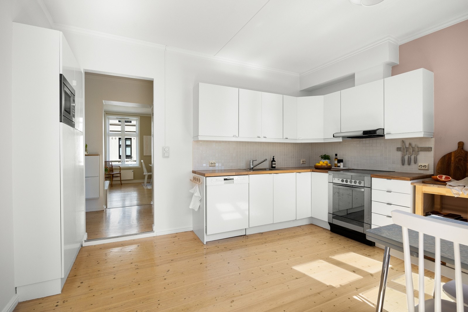 Det er også ventilator med avtrekk til ventilasjonskanal samt opplegg for oppvaskmaskin. Denne medfølger salget. Galleribilde