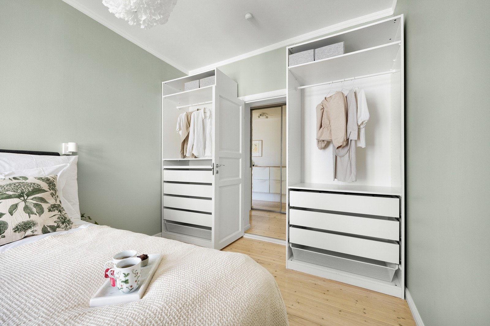 Hovedsoverommet er av god størrelse og har plass til dobbeltseng og garderobeskap. Galleribilde