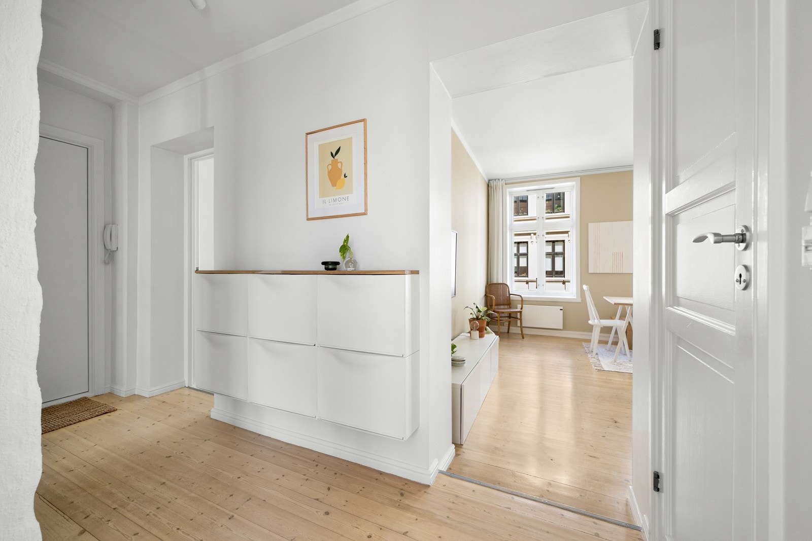 Inngangspartiet gir gode muligheter for å henge fra seg yttertøy og sko. Galleribilde