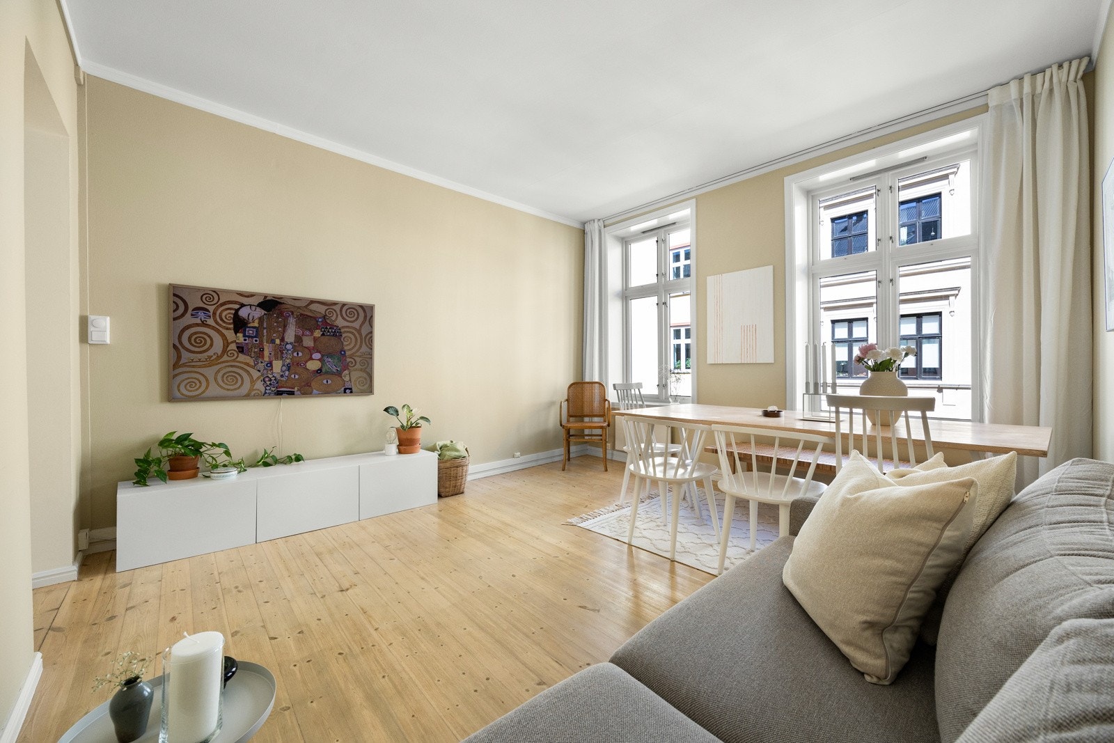 I stua er det god plass til en romslig sofa og sofabord samt mediemøbler. Galleribilde