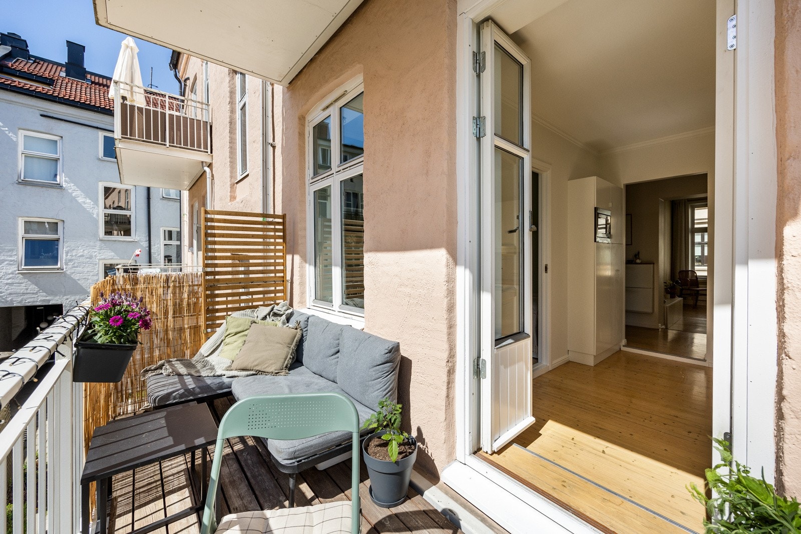 Balkongen fungerer som en forlengelse av kjøkken på sommerstid. Den rommer ca. 5 kvm. Galleribilde