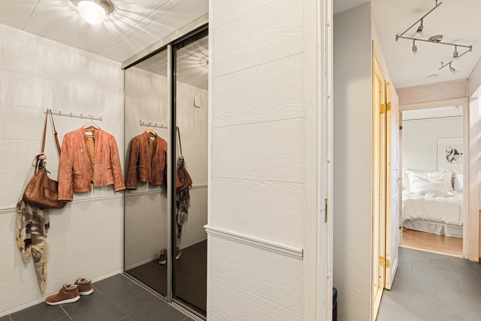 Her er det god plass for blant annet skohylle og oppheng for yttertøy. For ekstra komfor er det varmekabler i gulvet. Galleribilde