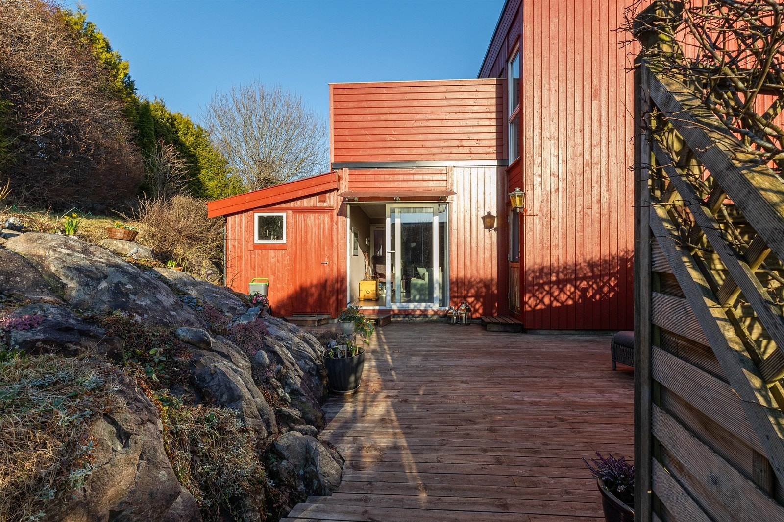 Ettersom tomannsboligen ligger i enden av boligfeltet har den en av de største uteområdene i borettslaget. Galleribilde