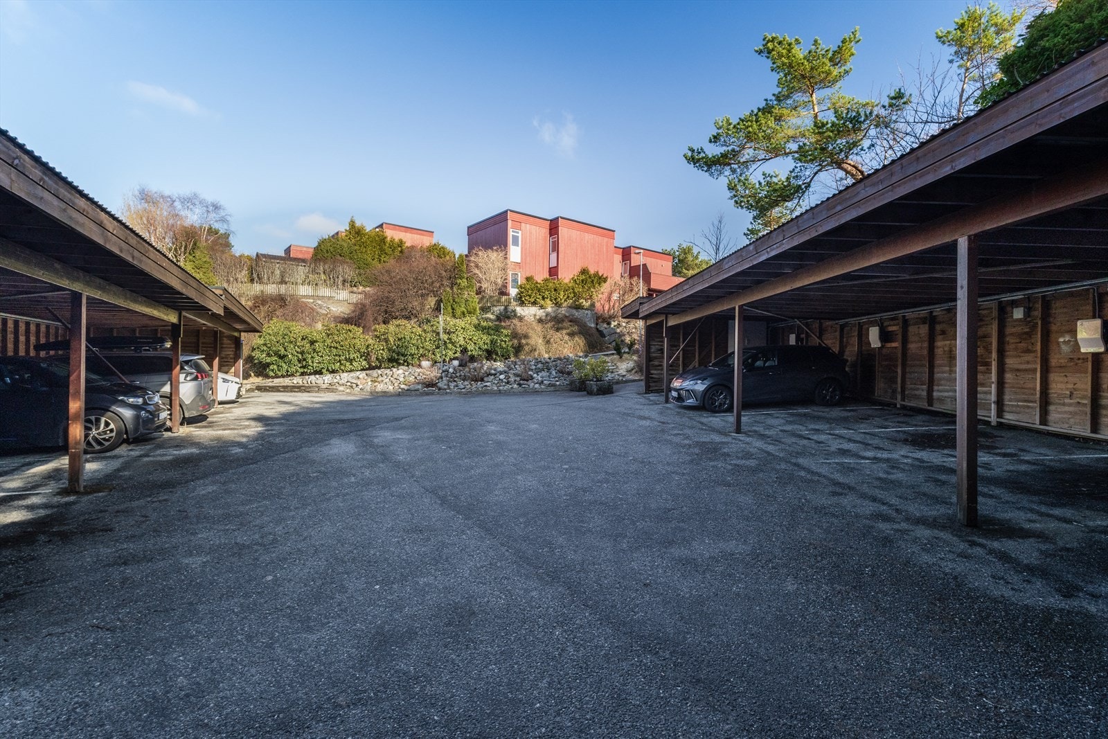 Fast parkering i carport. Galleribilde