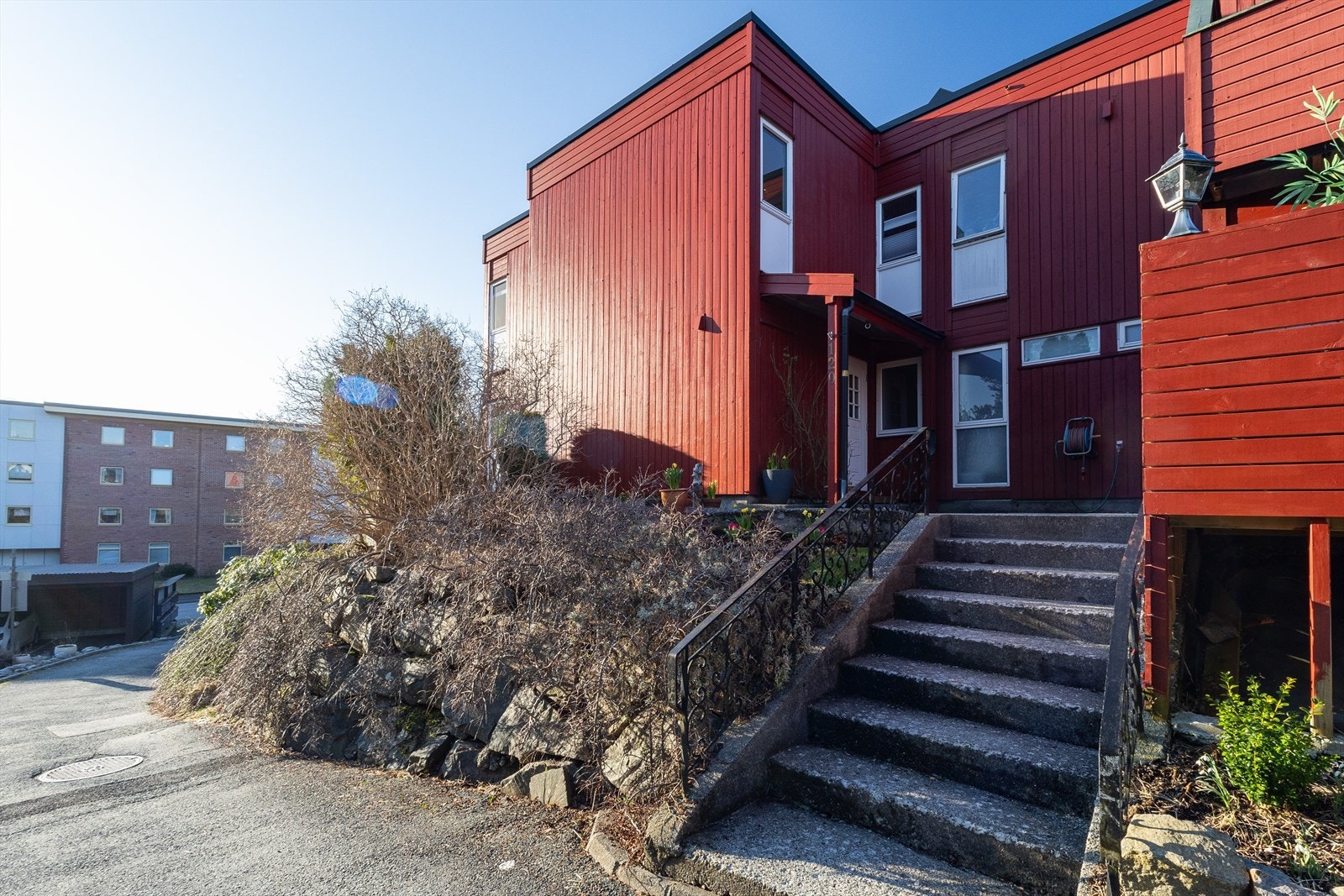 Det er mulighet for å kjøre sykler eller barnevogner fra framsiden og bak til hagen hvor det er bodplass. Galleribilde