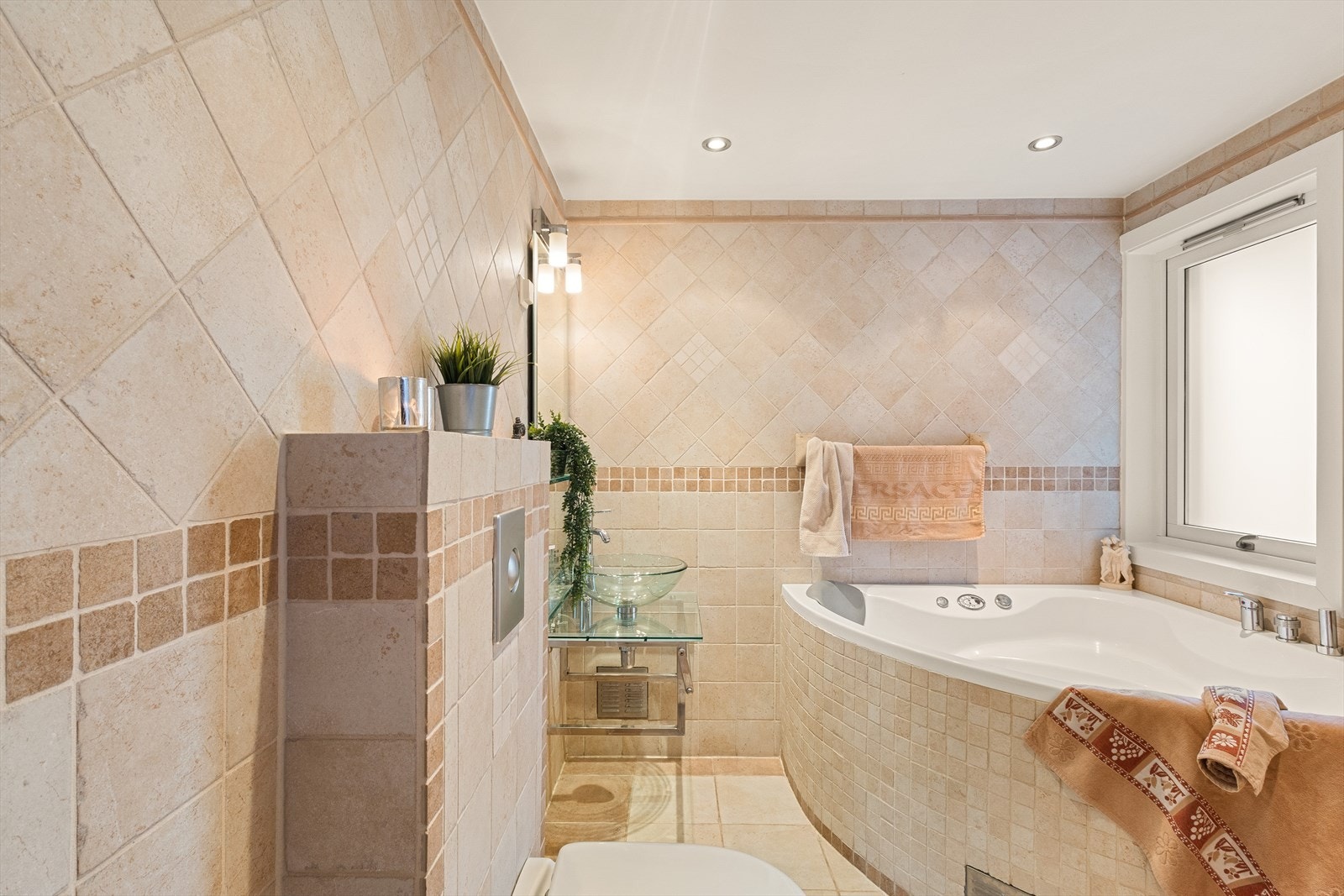 Badet er helfliset i en behagelig farge med varmekabler i gulv. Galleribilde