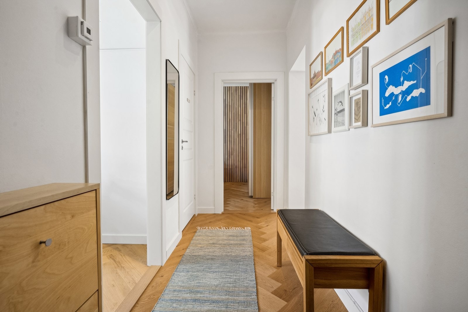 Leiligheten har en romslig entré med plass til å henge fra seg yttertøy og sette fra seg sko. Galleribilde