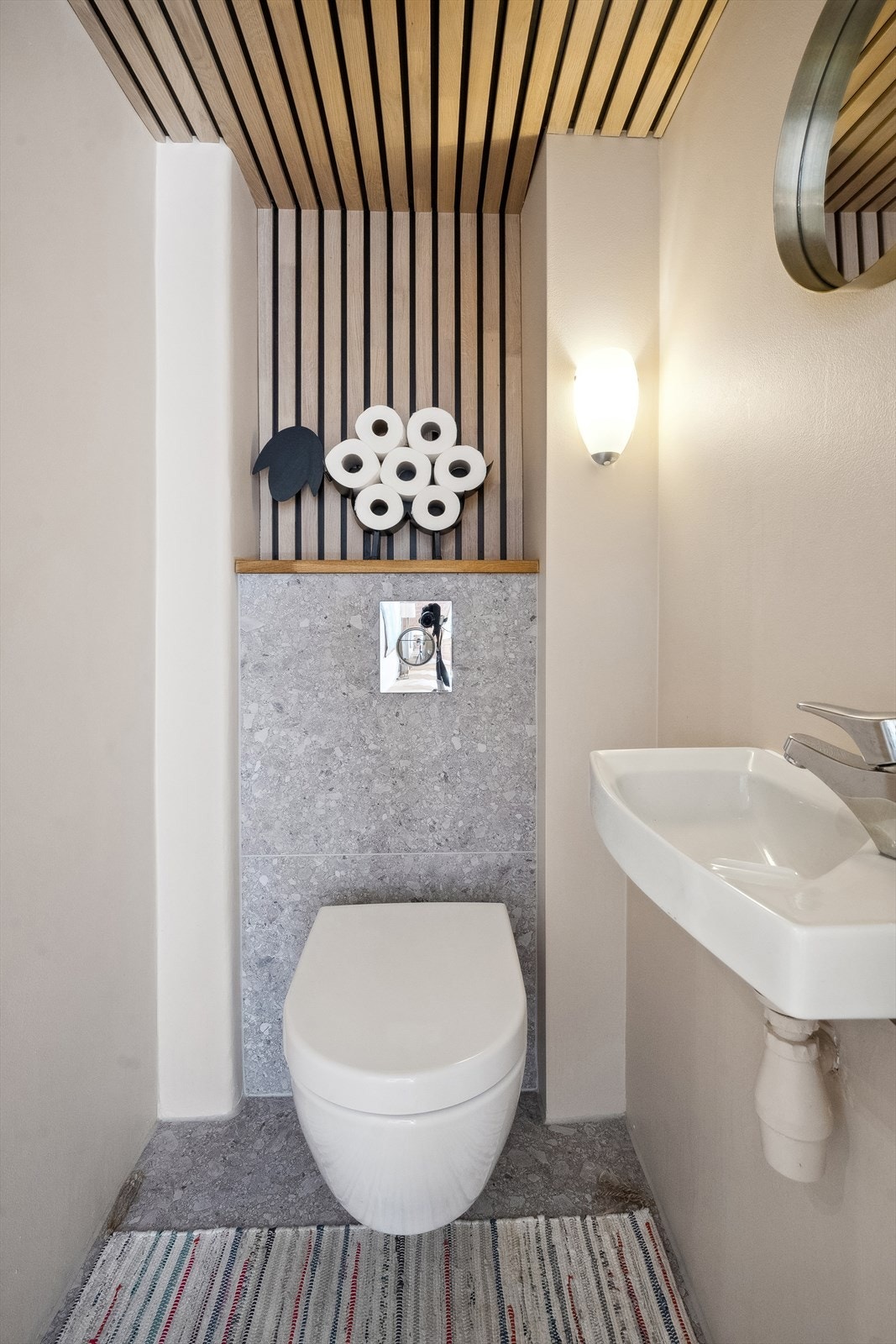 Leiligheten har et separat wc-rom med adkomst fra gangen/entréen som ble pusset opp i 2022. Innredning består av servant og vegghengt toalett. Galleribilde