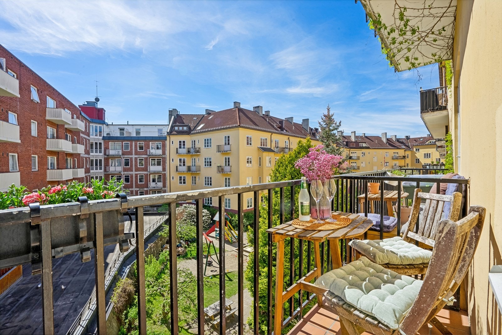 Leiligheten har en fantastisk balkong med utsikt mot den frodige og barnevennlige bakgården. Galleribilde