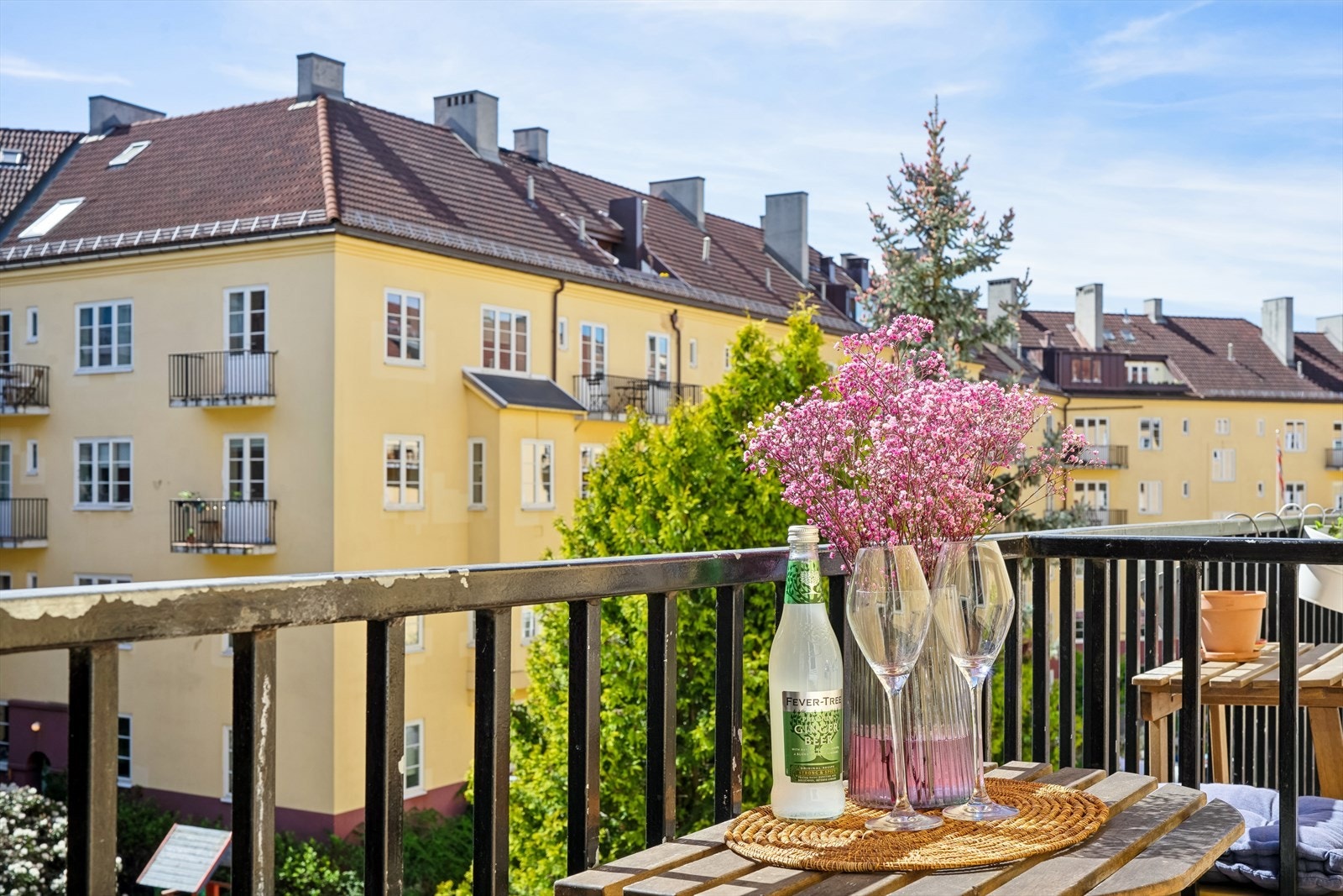 På sommerstid har du sol som kan nytes på balkongen fra ca. kl. 10:30 til ca. kl.16:30. Galleribilde
