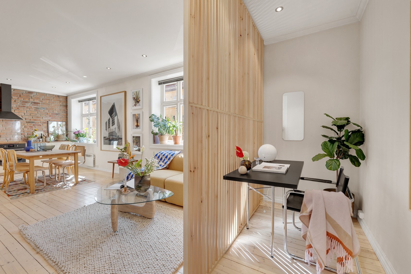 Det er satt opp en moderne spilevegg som deler av stuen på en fin måte hvor det i dag blir brukt til et hyggelig hjemmekontor. Galleribilde