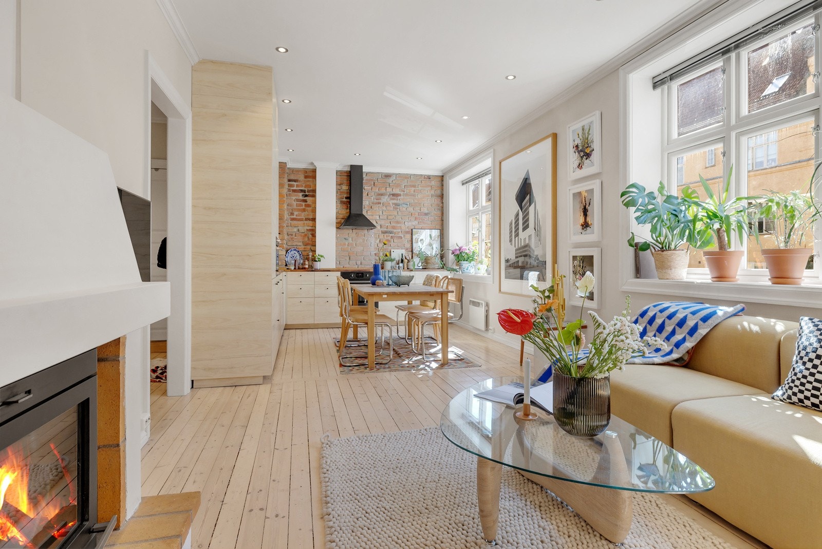 Store klassiske vindusflater med brede karmer slipper inn rikelig med lys i boligen. Galleribilde