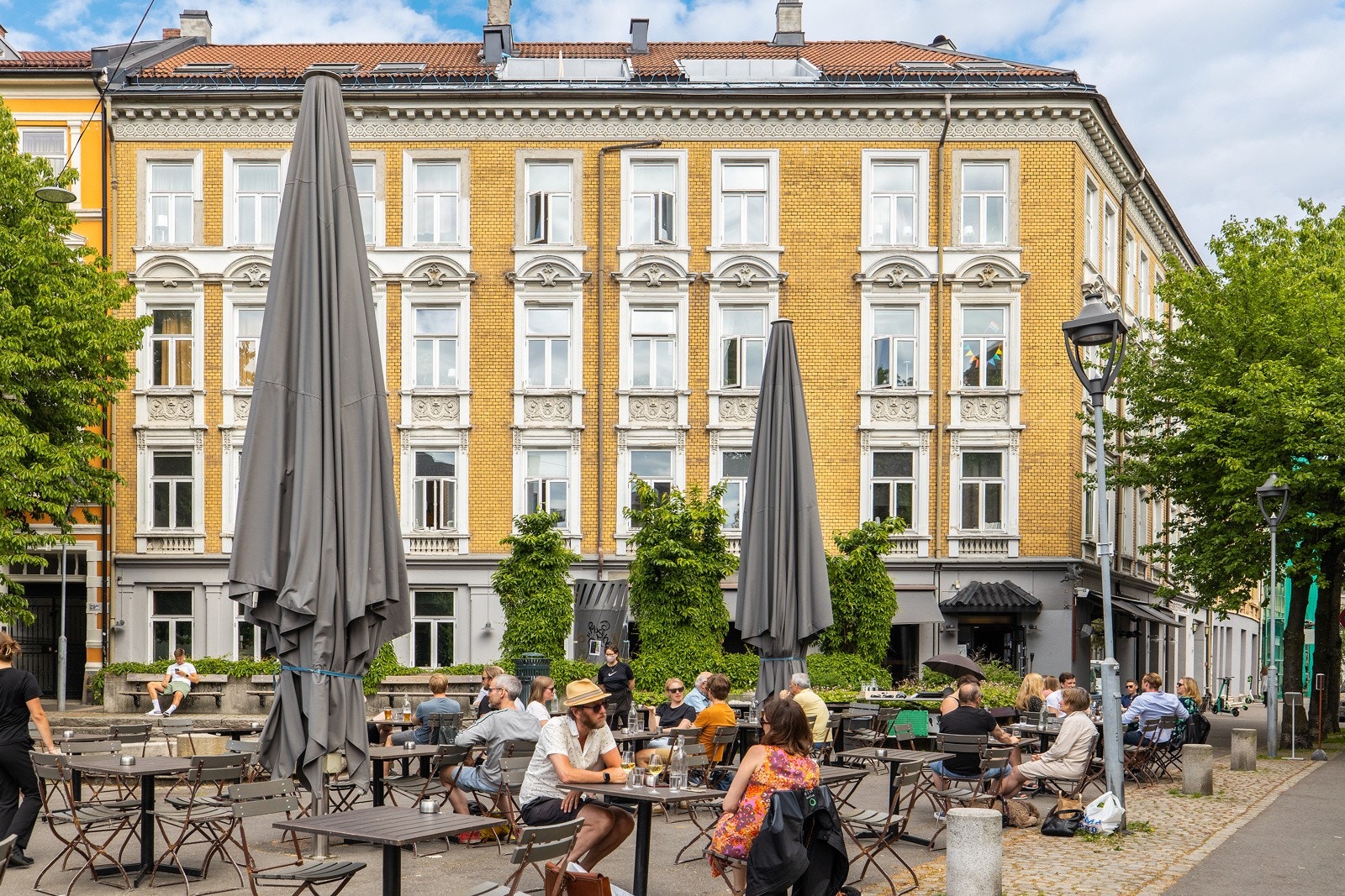 Grisen med fantastisk uteservering på sommeren. Galleribilde