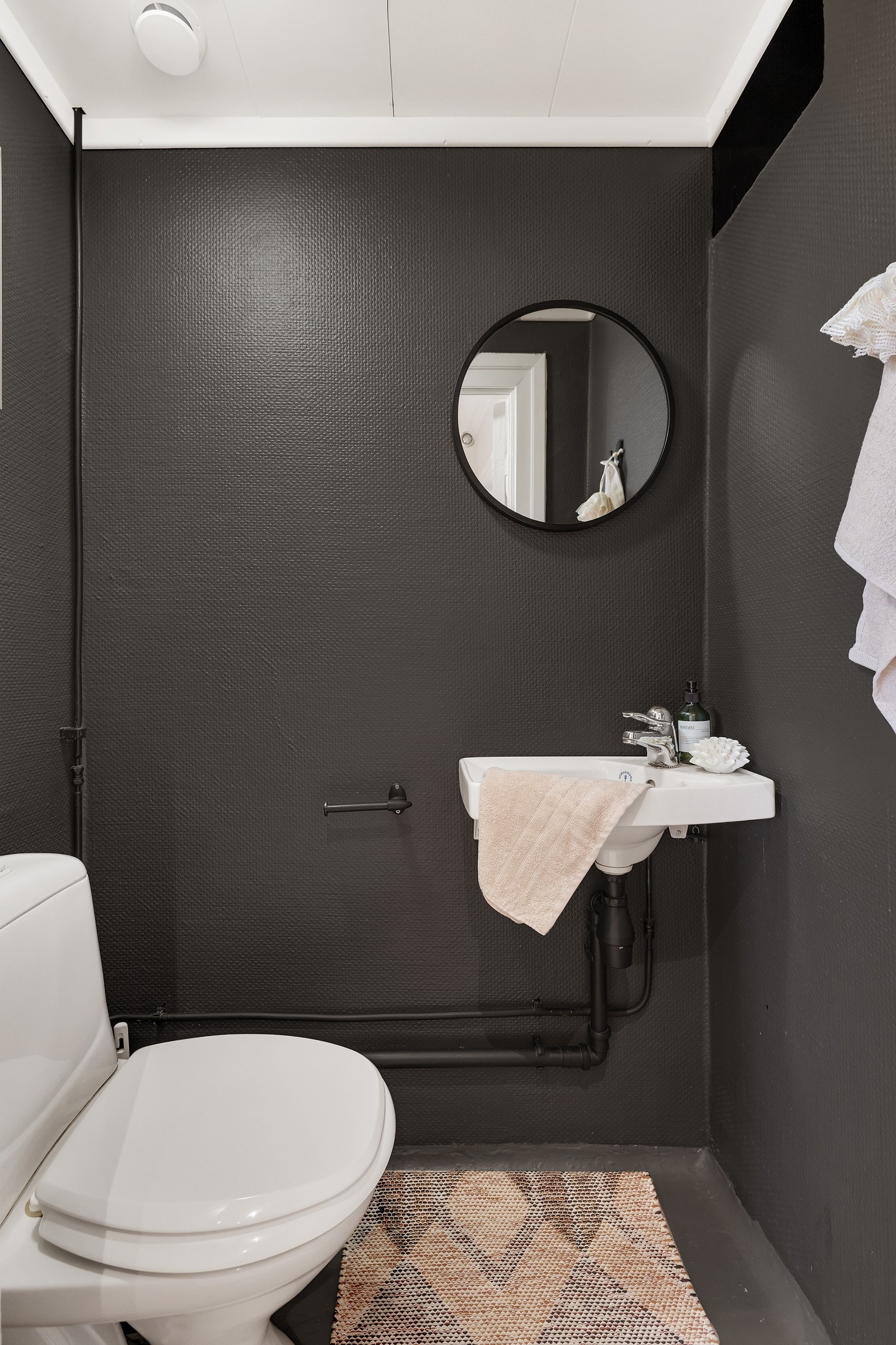 Leiligheten har et separat toalett med wc og servant. Galleribilde