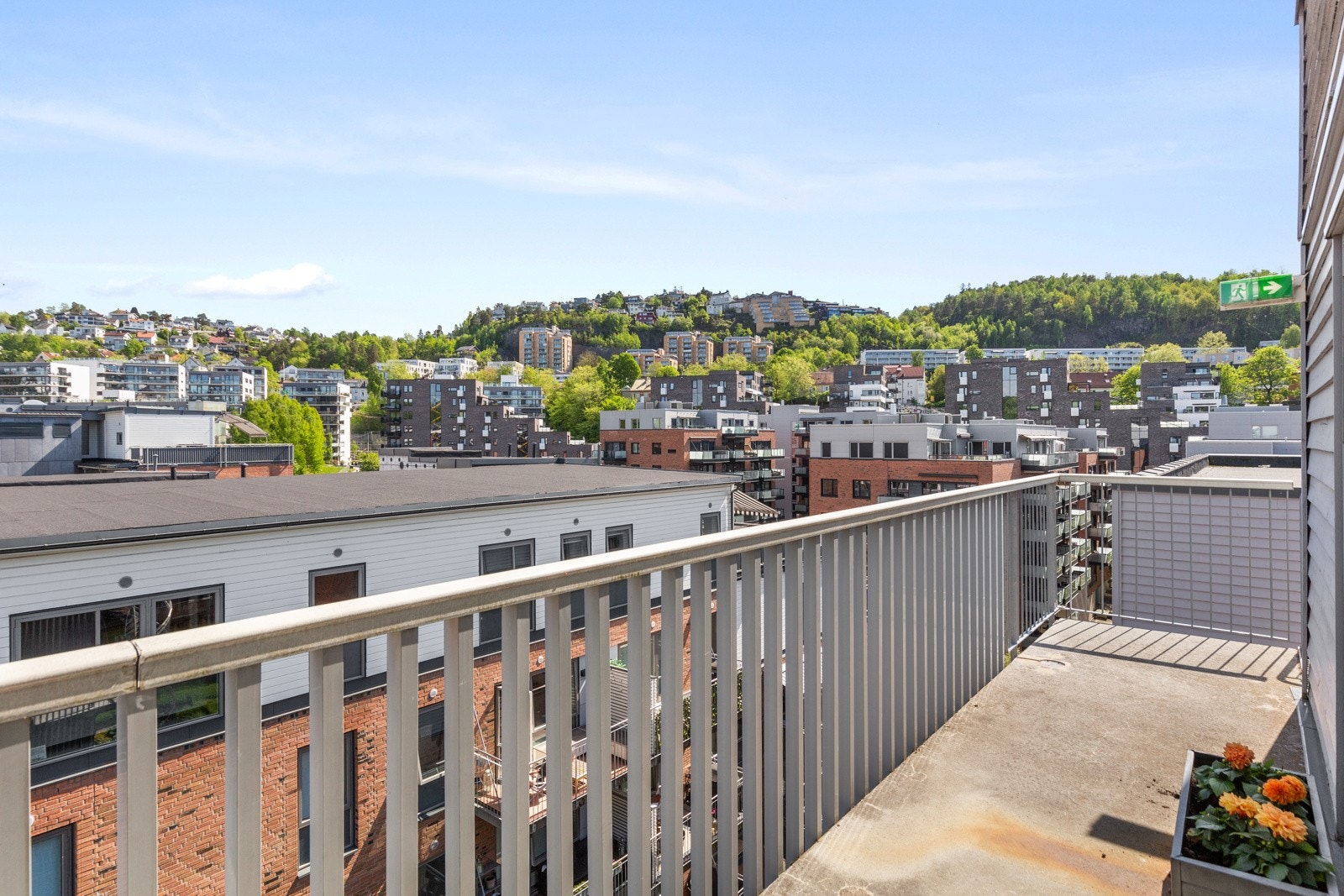 Adkomst til leiligheten via svalgang. Galleribilde