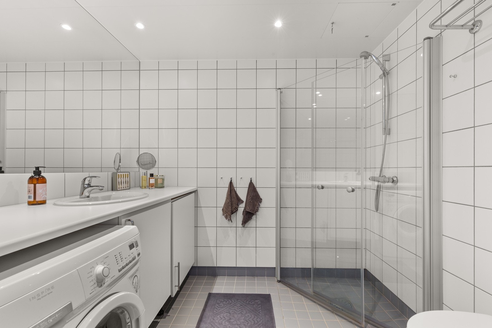 Pent og moderne bad med varmekabler i gulv. Galleribilde