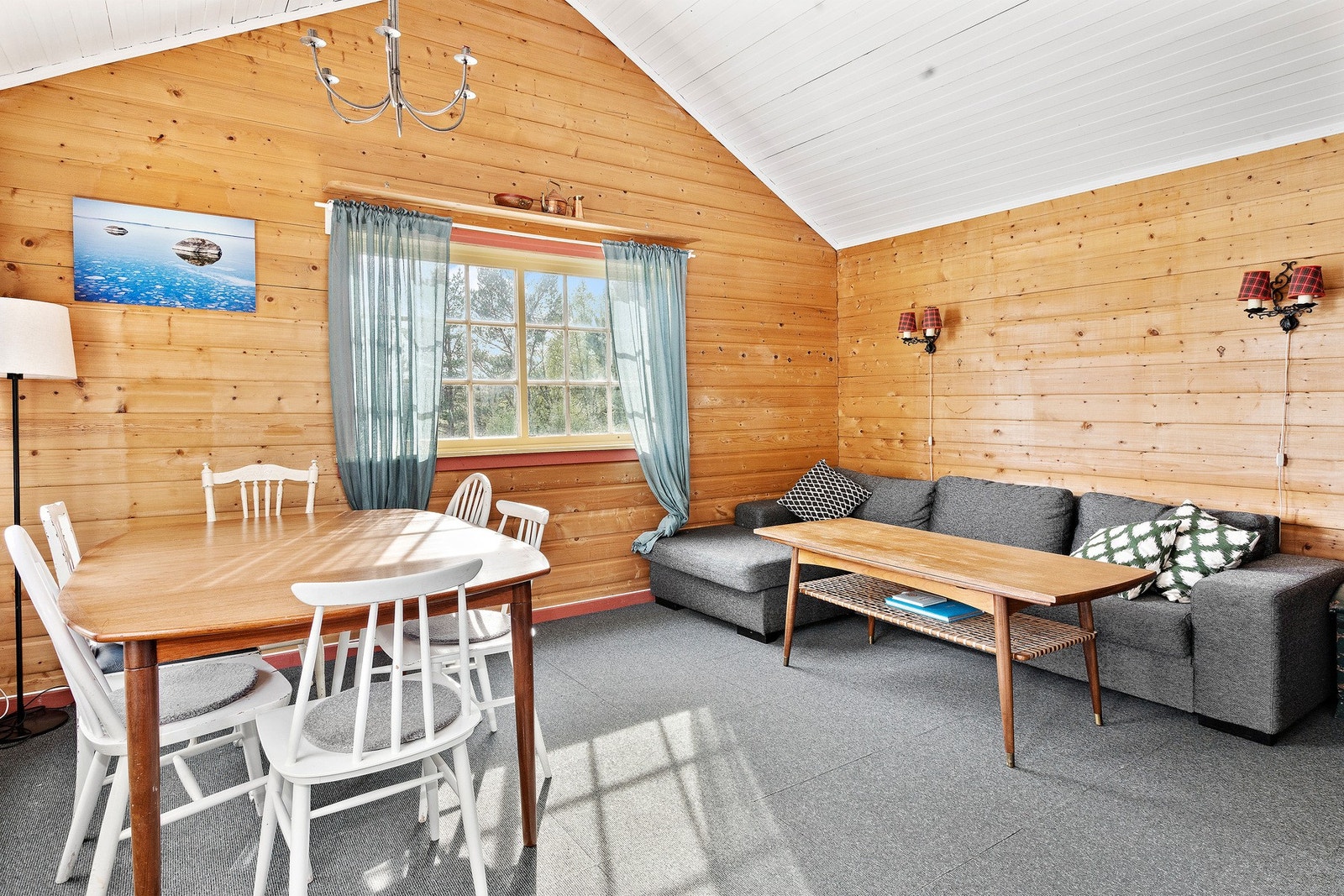 Stuen er på 17 kvm og er lett å innrede. Her er det teppeflis på gulv og solide panelsvegger. Galleribilde