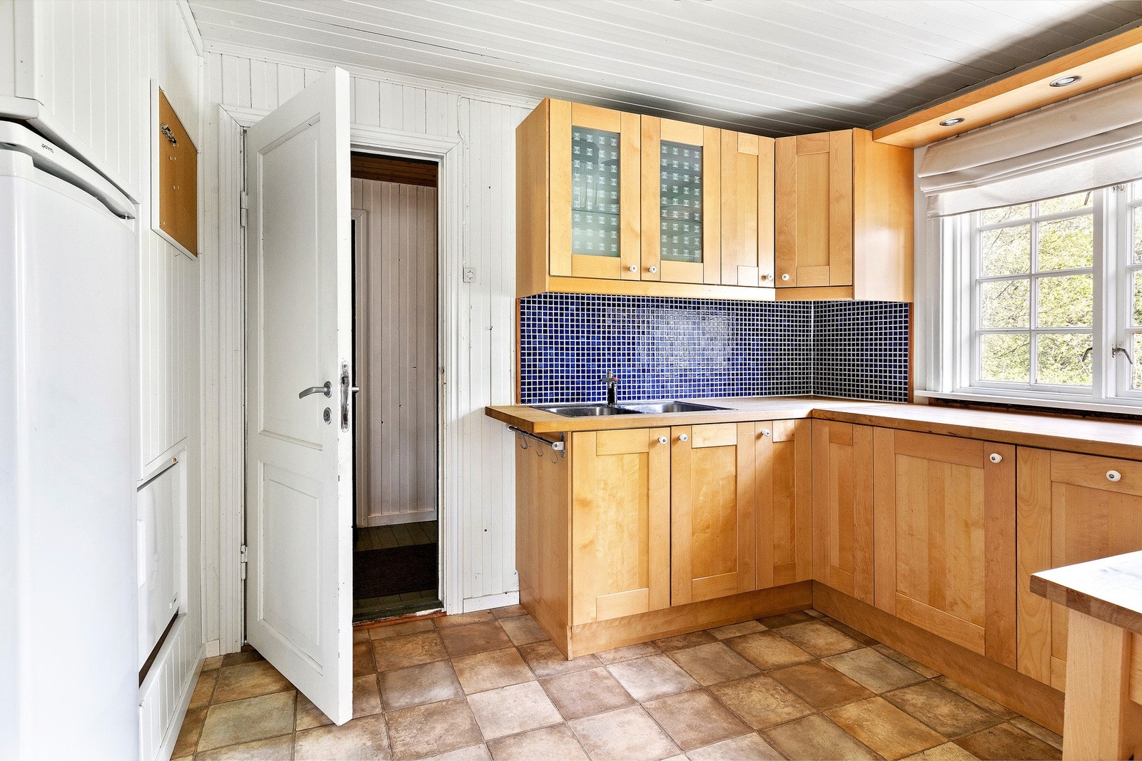 Kjøkken er fra 2005 og har masse skapplass, innlagt vann og utslagsvask Galleribilde