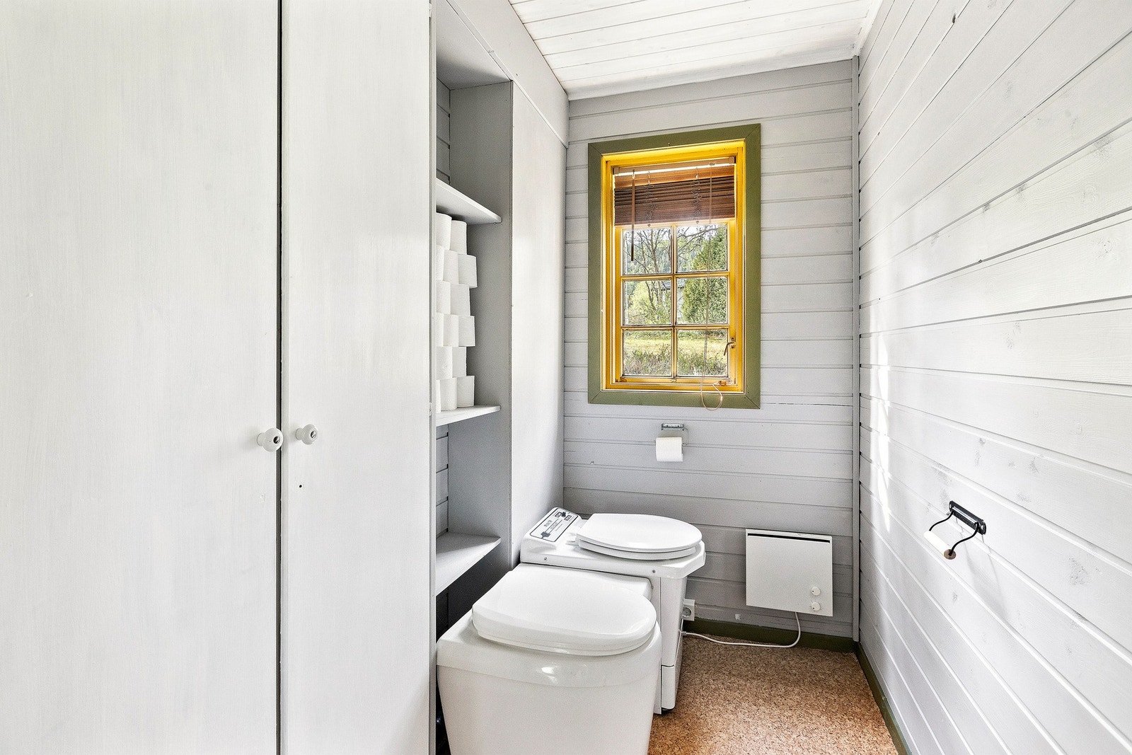 Toalettrom med urinal og forbrenningstoalett. Galleribilde