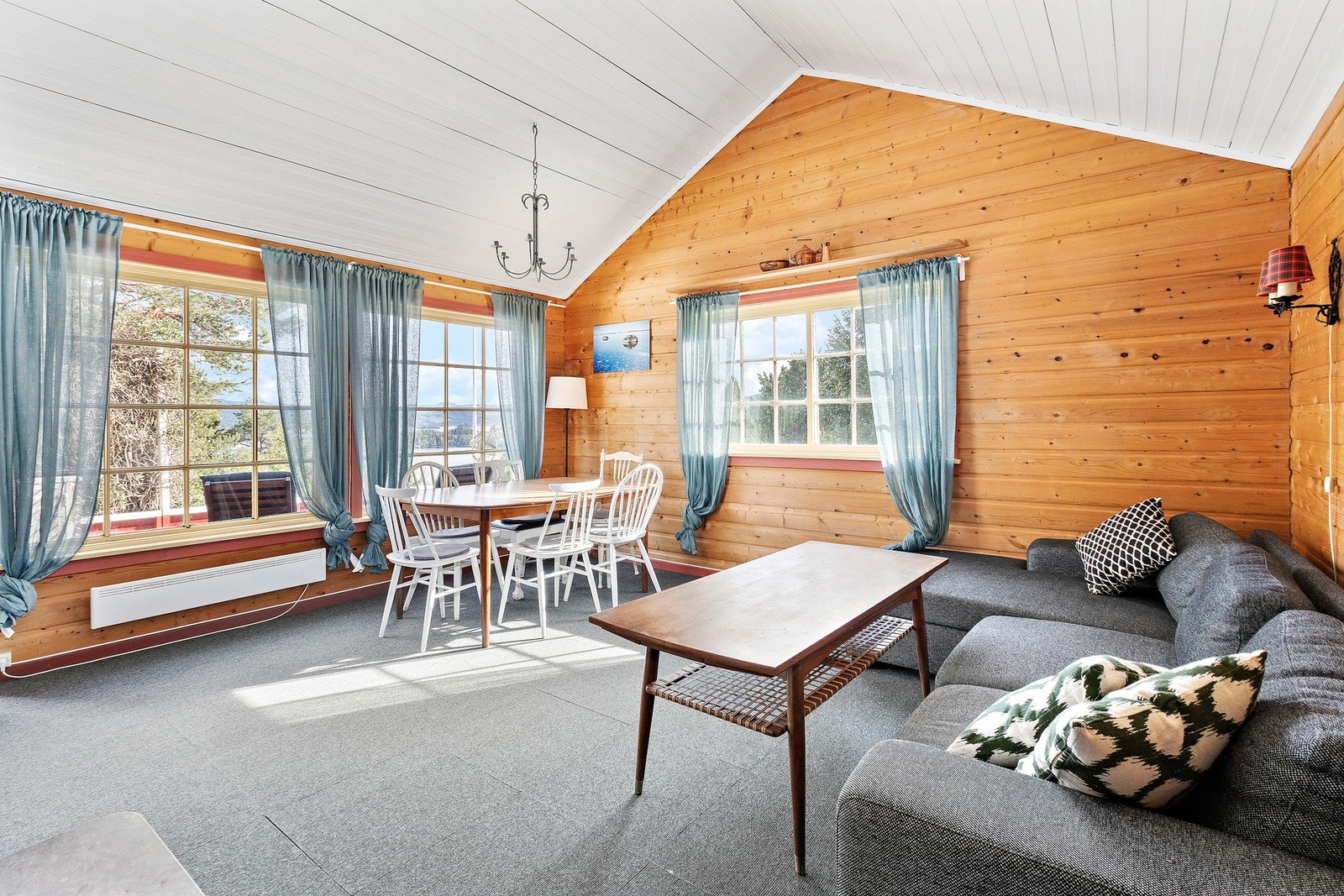 Stue med god takhøyde og godt med naturlig lysinnslipp Galleribilde