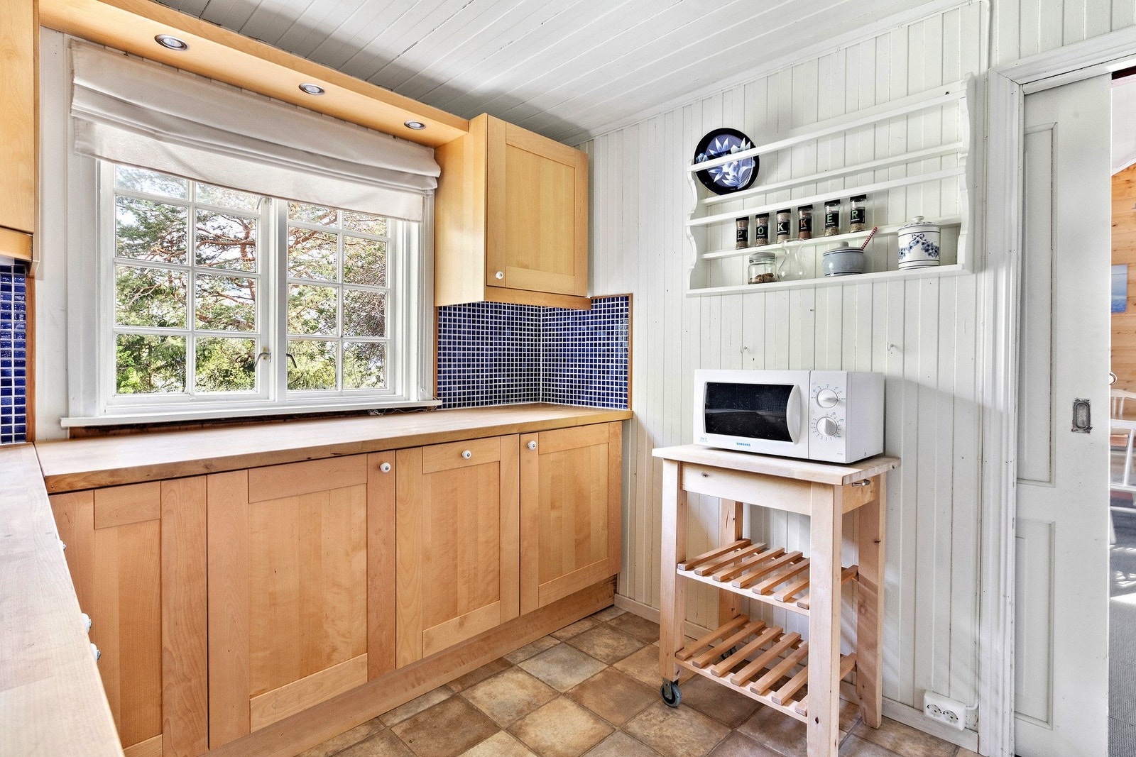 Et romslig kjøkken med lang benkeplate og TG 1 fra takstmann. Galleribilde