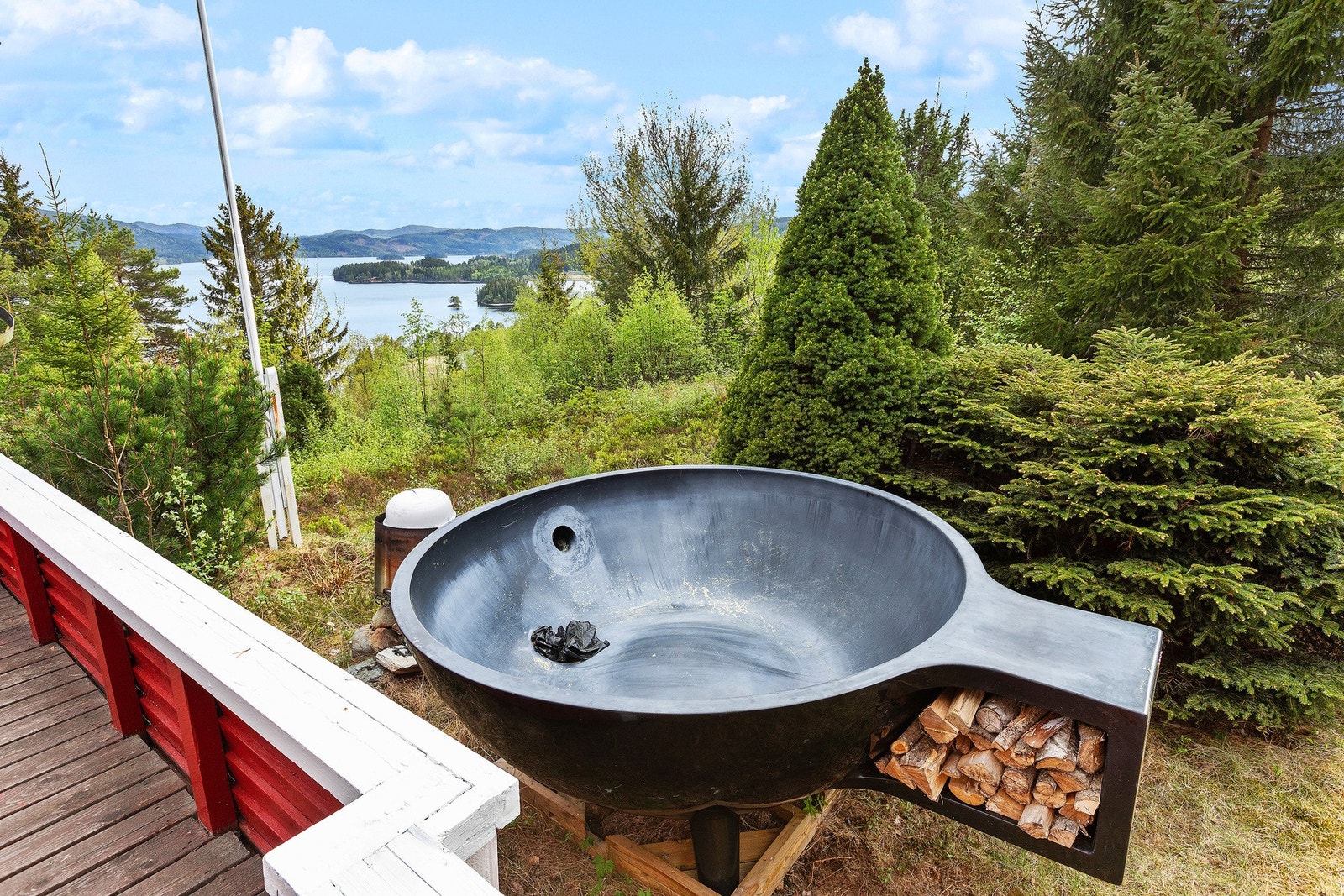 Like utenfor verandaen står en badestamp som følger med salget. Galleribilde