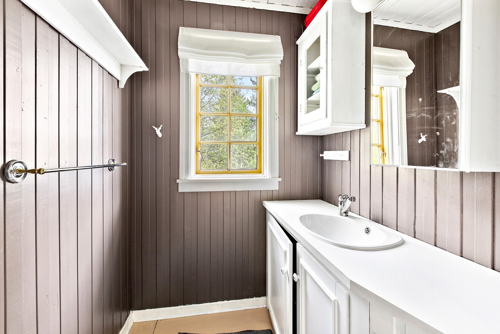 Bad/Stellerom med vask og varmtvannsbereder på 50L i skap fra 2002. Galleribilde