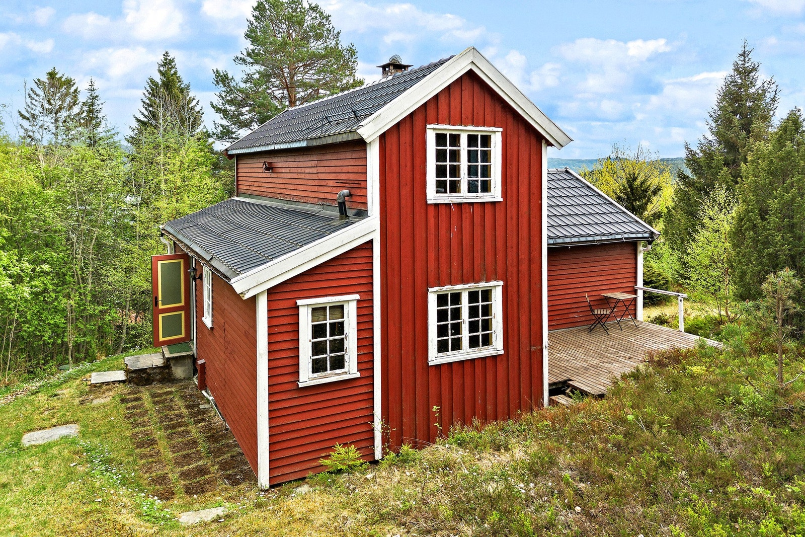 Hytta er satt opp på 50-tallet med to etasjer over kryprom og har grunnmur i gråstein med veggkonstruksjon oppført i tre. Galleribilde