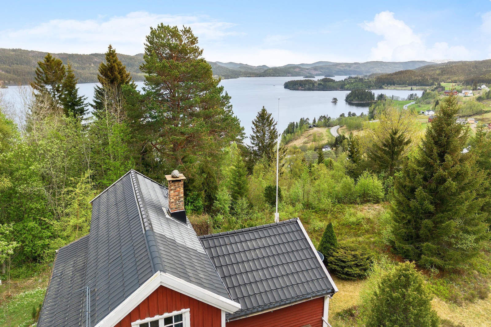 Hytta er plassert øverst i feltet som gir deg nydelige utsiktsforhold Galleribilde