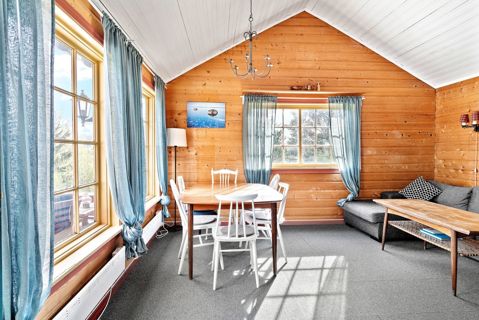 Passende plass til spisestue og et skikkelig langbord Galleribilde