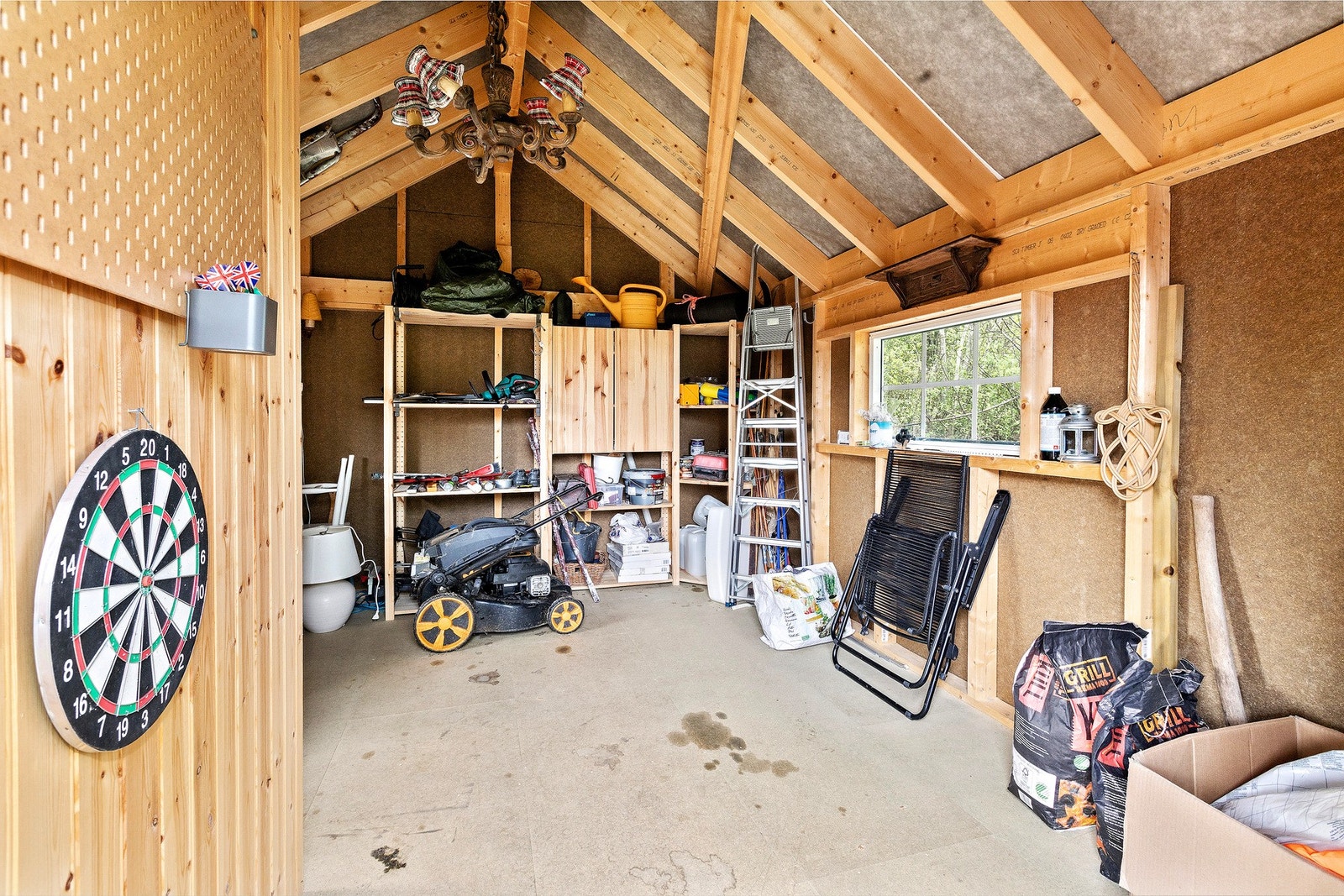 Uthuset er i god stand og har godt med lagrinsplass. Galleribilde