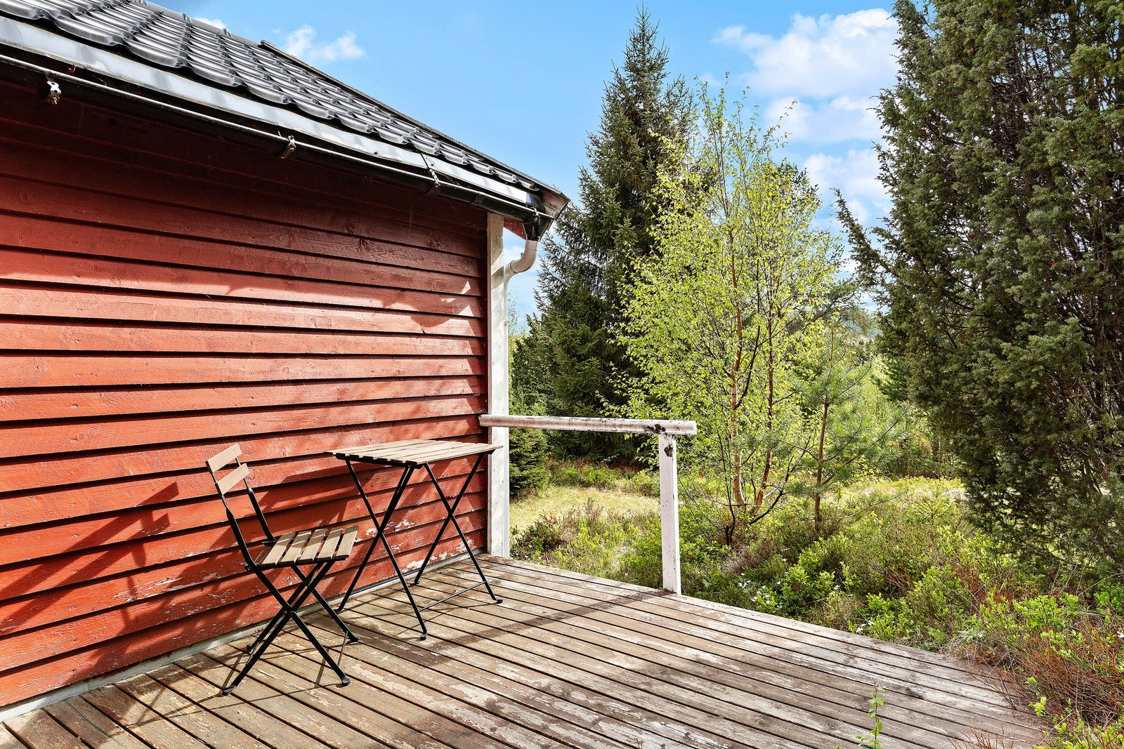 Plattingen på baksiden er 13 kvm og vender mot nordøst som gir deg morgensolen. Galleribilde