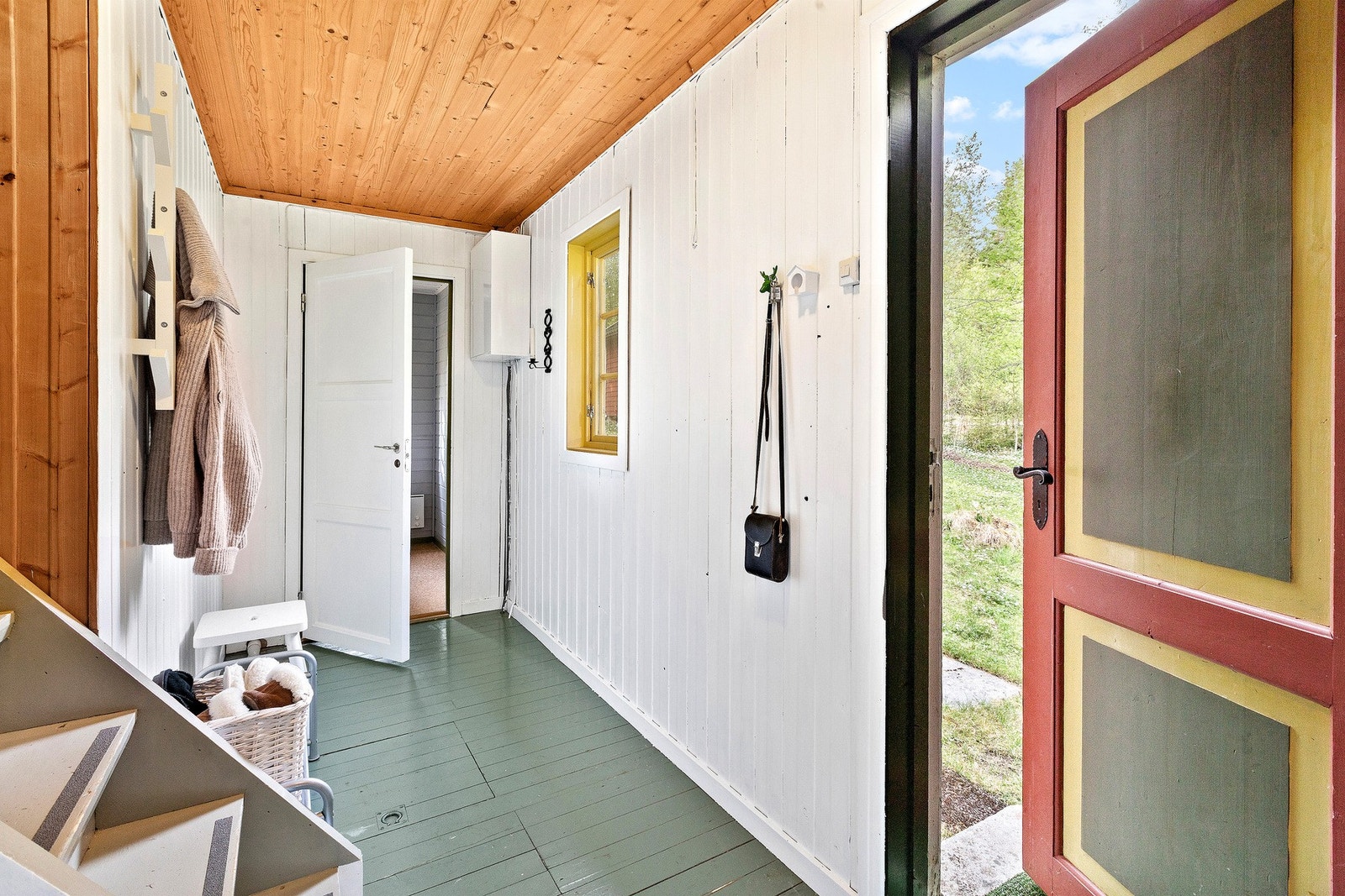 I gangen finner du et moderne sikringsskap med automatsikringer. Det er gjennomført en elkontroll datert 24.11.2021 uten avvik Galleribilde