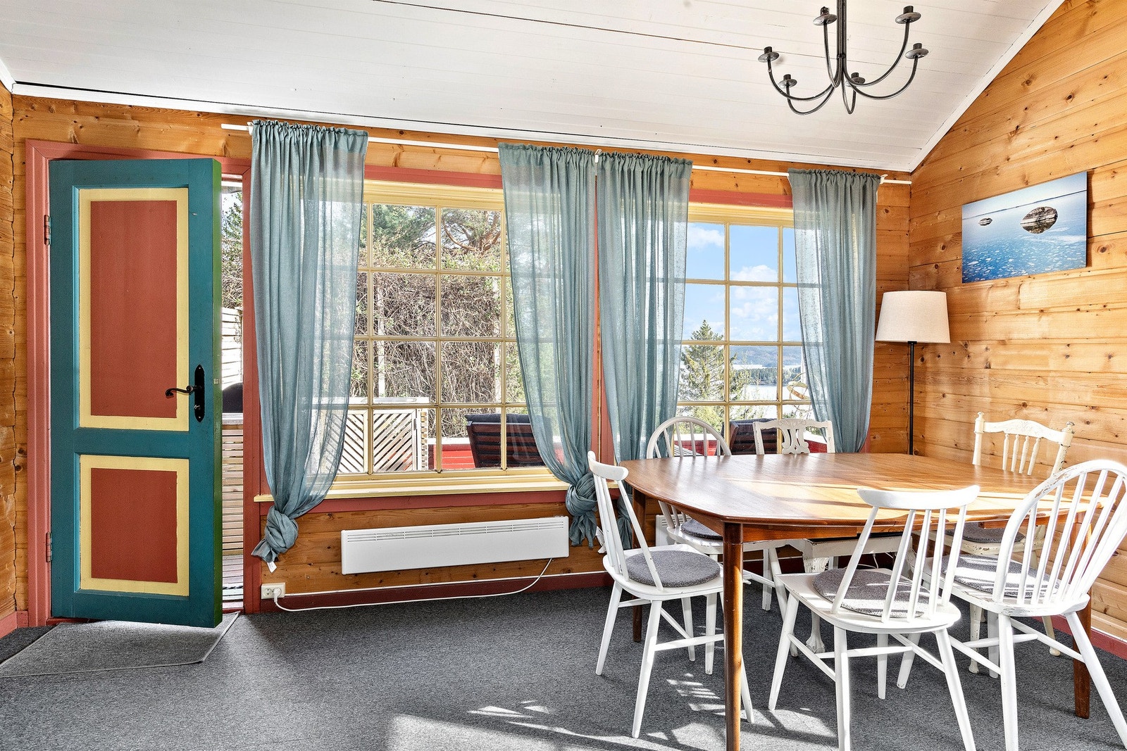 Direkte utgang til hyttas terrasse. Galleribilde