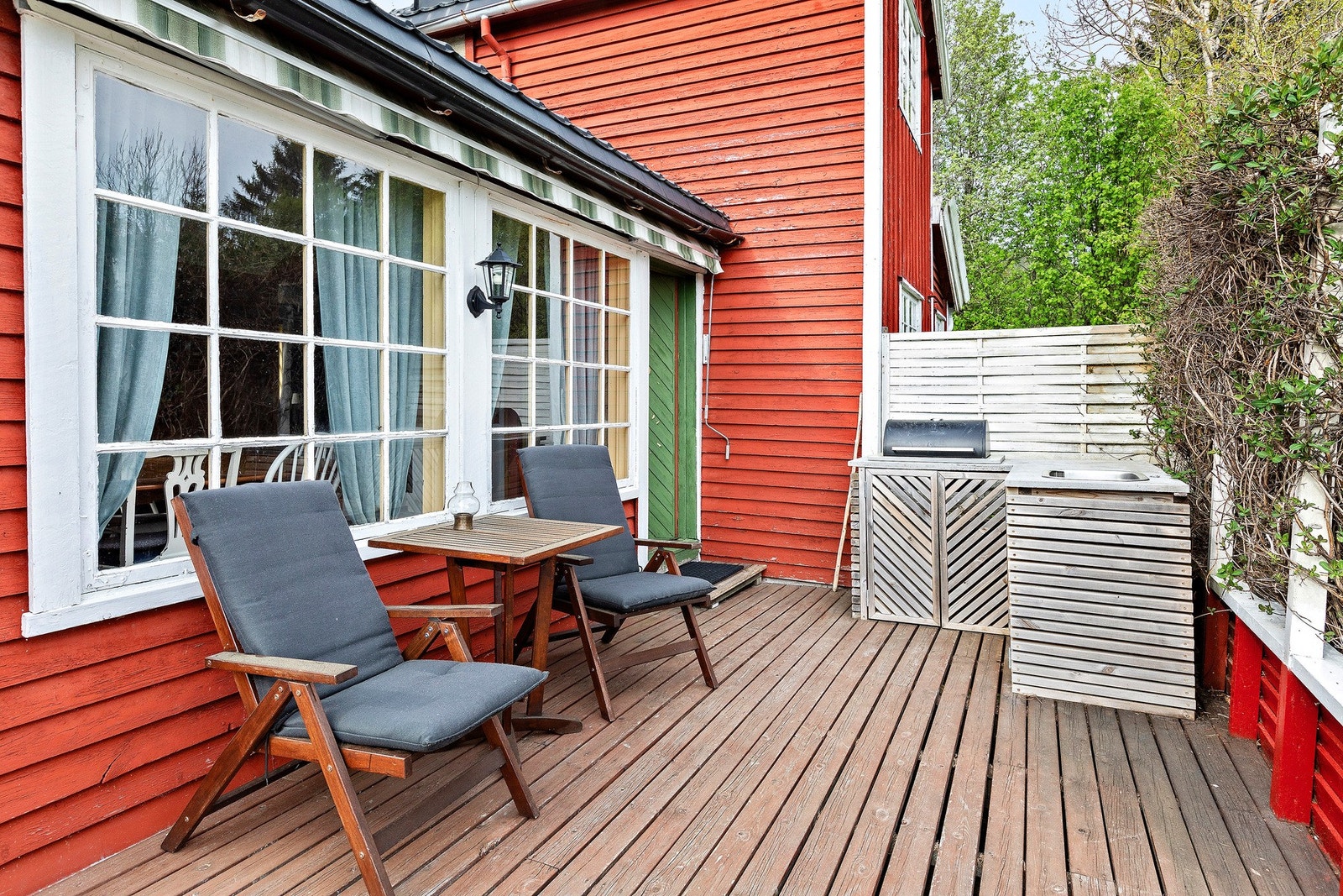 Her sitter du helt skjermet for innsyn og kan nyte rolige sommerdager Galleribilde