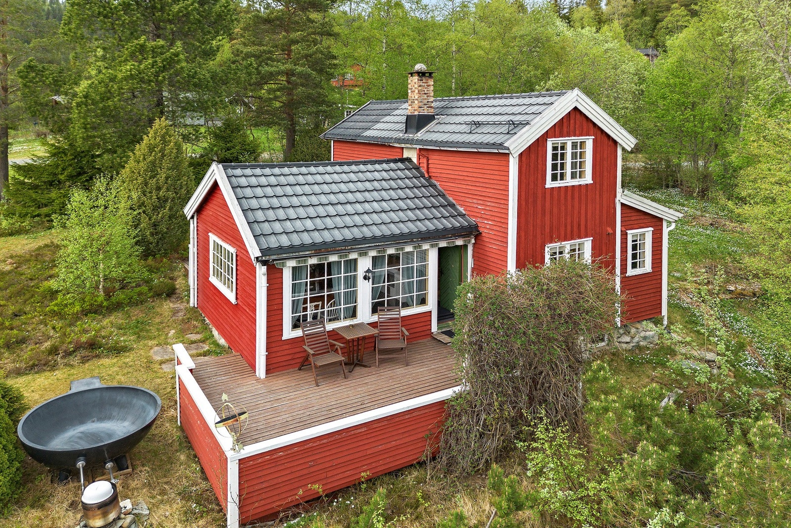 Her finner du en koselig og innholdsrik familiehytte stor utsiktstomt. Galleribilde