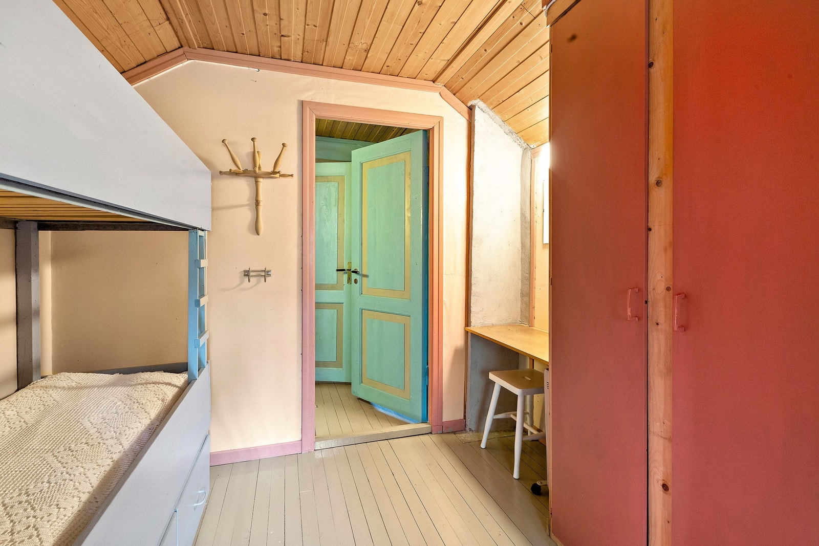 Soverom 2 på 5 kvm. Her er det plassbygd en praktisk køyeseng og klesskap. Galleribilde