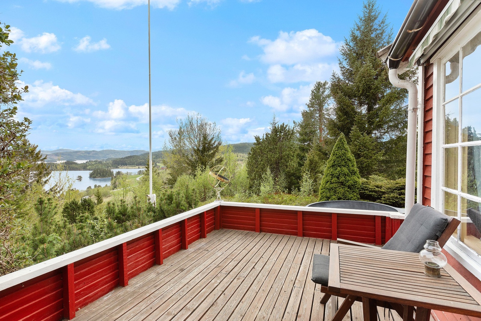 Terrassen på framsiden av hytta er på 15 kvm og er sørvest vendt med gode sol og utsiktsforhold Galleribilde