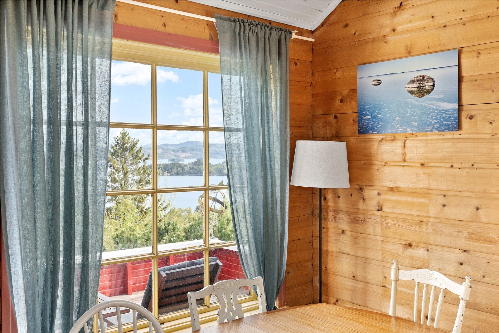 Fra spisestuen kan du også nyte en usjenert og flott utsikt Galleribilde