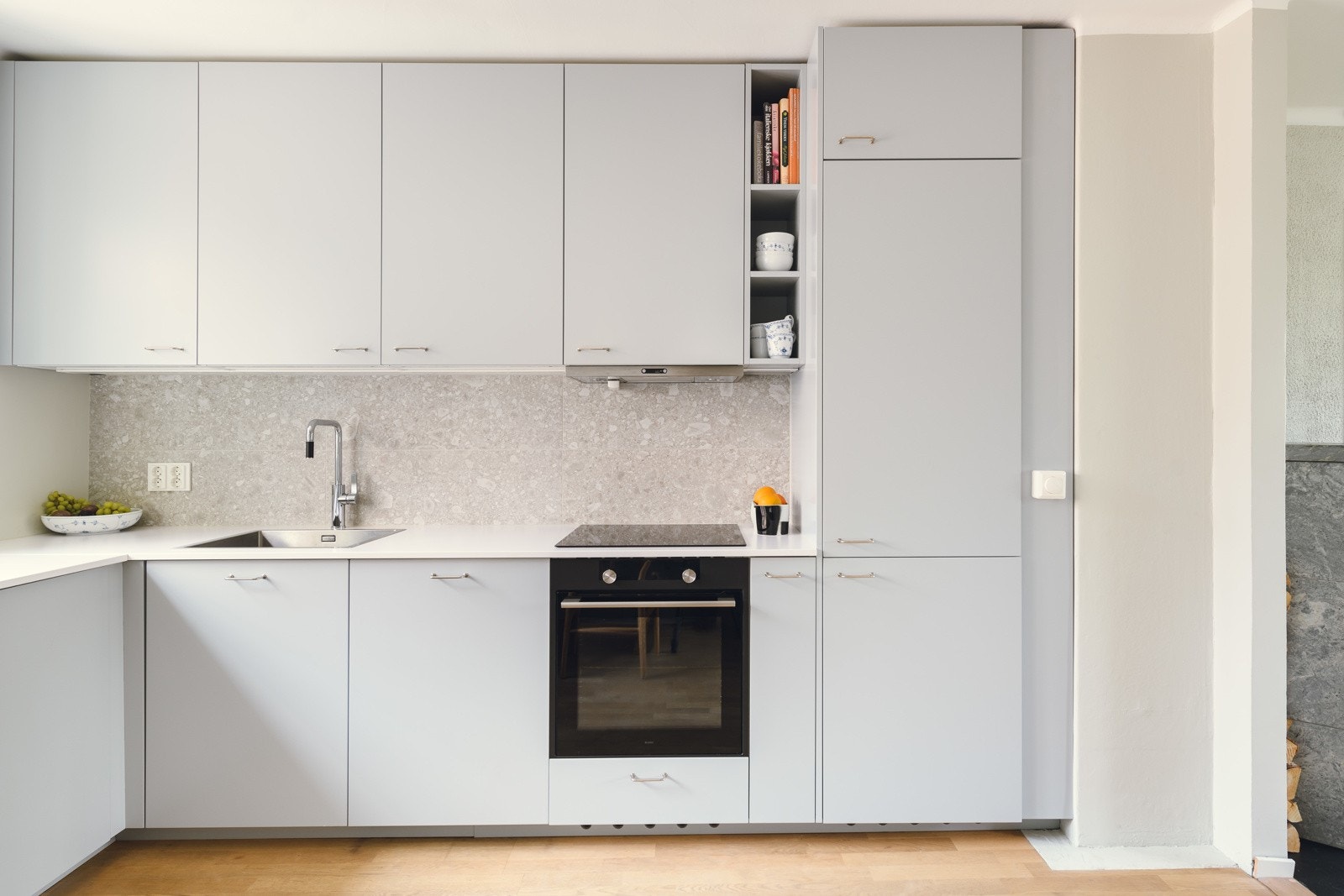 Tidløst og funksjonelt kjøkken med installert komfyrvakt og aquastopp med sensorer. Det er i tillegg et spisskammers i tilknytning til kjøkkenet. Galleribilde