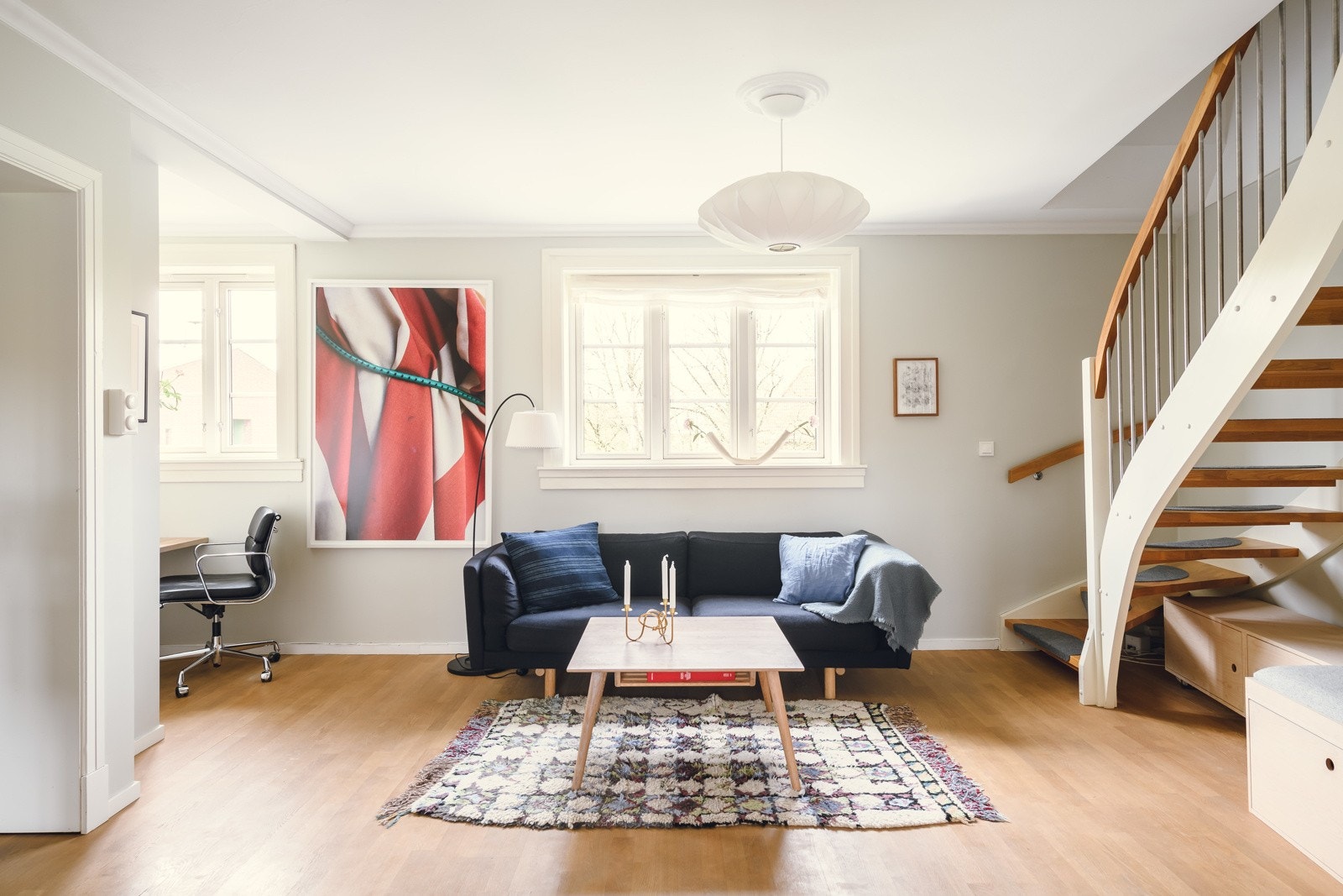 Selgers ord: "Leiligheten liker vi ekstra godt på grunn av lyset og at det er lite innsyn her. I 3. og 4. etasje kan man gjemme seg litt bort, samtidig som det er kort vei ut til den koselige bakgården vår." Galleribilde