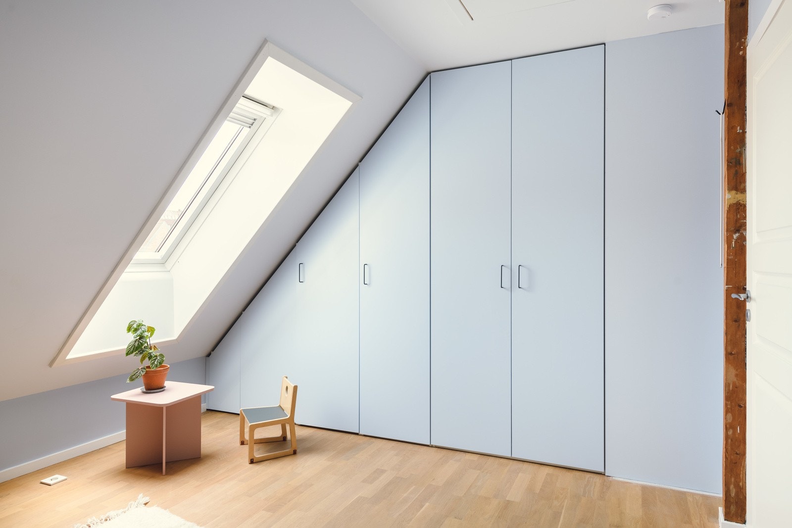 Dette soverommet har integrerte garderobeskap fra Studio 10 og tilgang til et lagringsloft med et gulvareal på ca. 12 m². Galleribilde