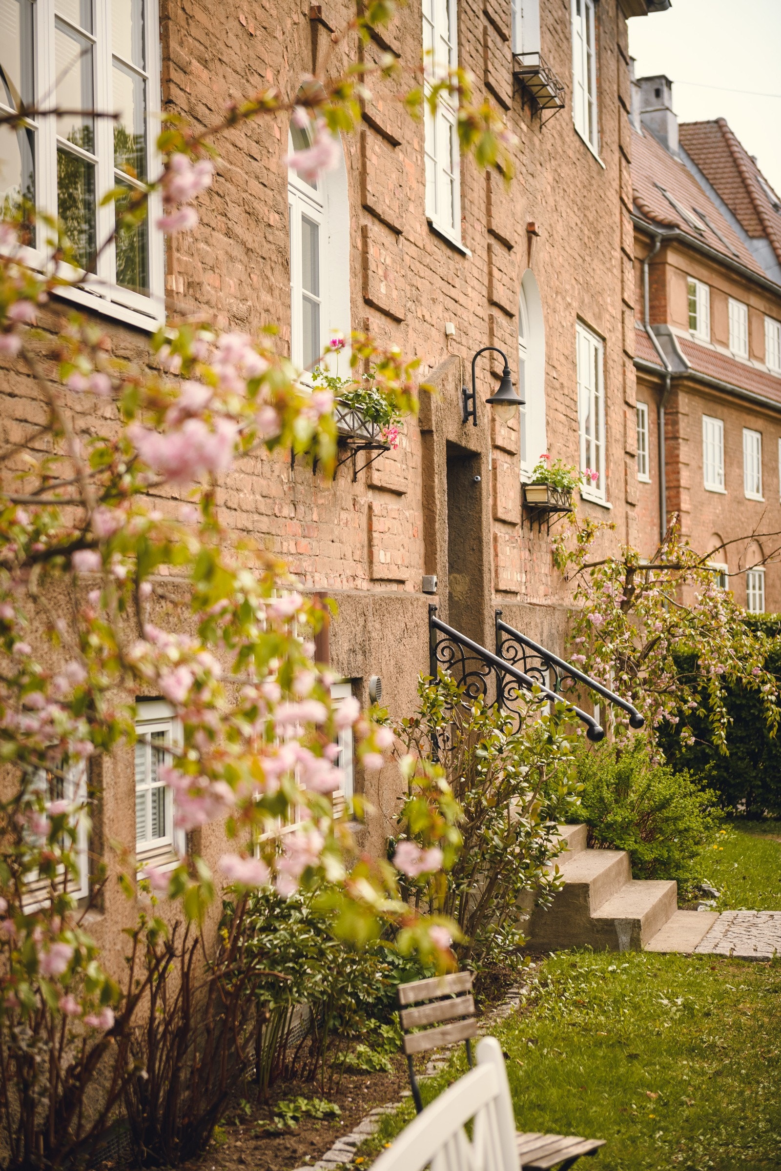 Selgers ord: "Vi har blitt spesielt glad i Kvartal V med vakre murbygninger og det store gårdsrommet. Hvis vi ønsker å trekke oss tilbake, så er forhagene et perfekt alternativ." Galleribilde