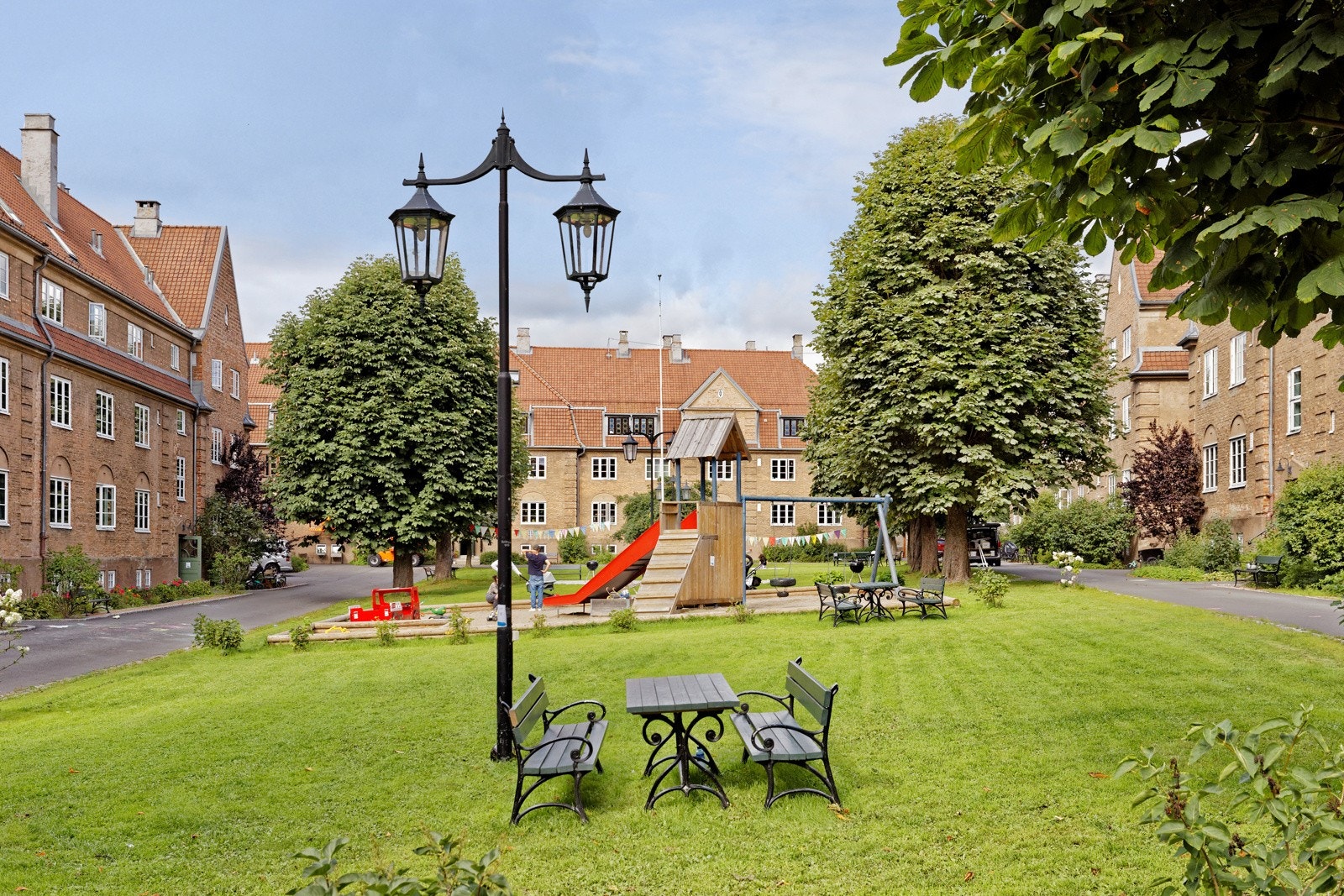 Boligen er plassert i den populære Lindern Hageby, kjent for sine idylliske omgivelser. Galleribilde