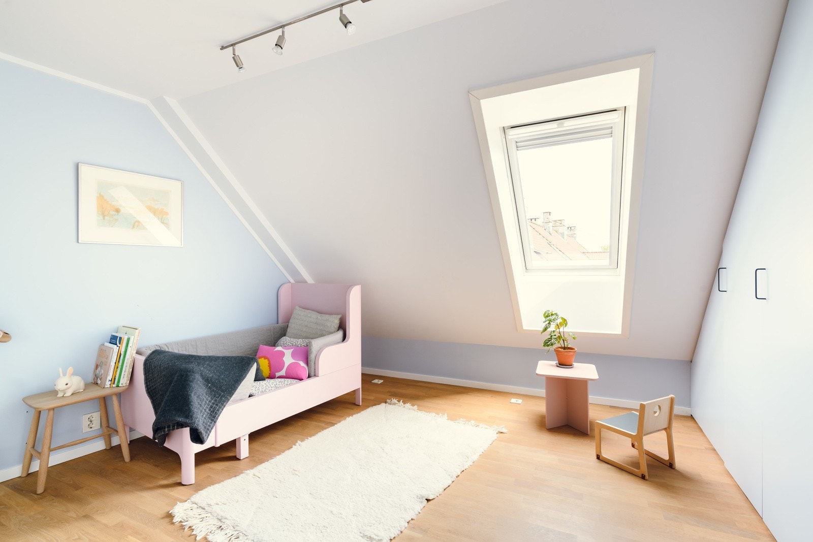 Selgers ord: "Vi liker også veldig godt planløsningen i leiligheten. Barna kan sove oppe, samtidig som vi har hatt middagsgjester i underetasjen uten å vekke dem." Galleribilde