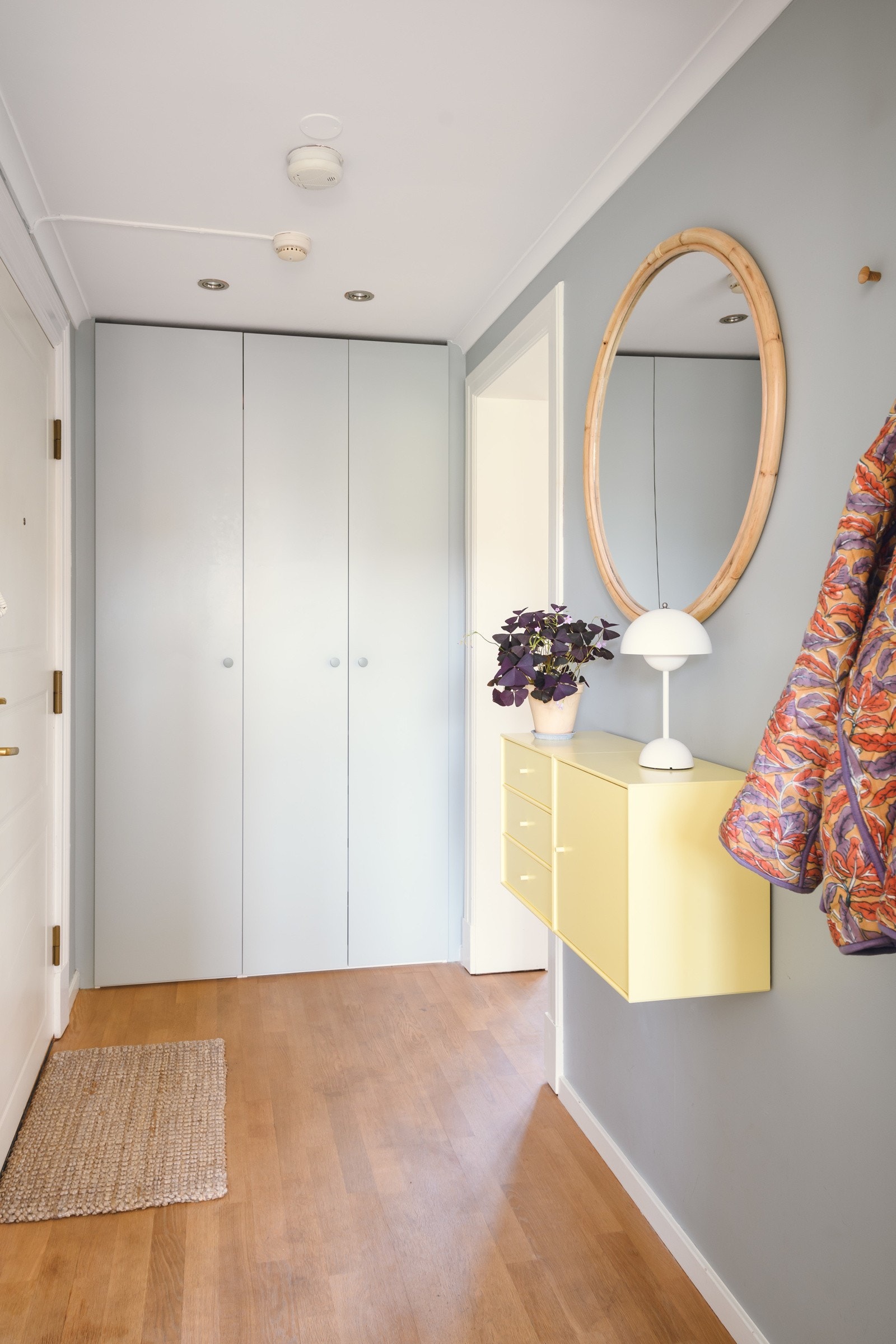 Selgers ord: "Da vi pusset opp leiligheten var vi opptatt av å skape et funksjonelt hjem, med mye oppbevaringsplass." Galleribilde