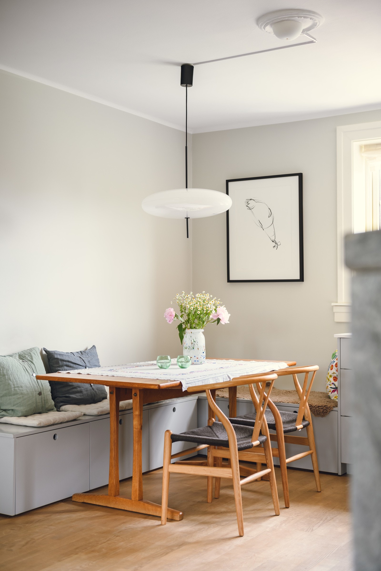 På kjøkkenet er det en romslig plassbygget benk på to sider, med gode oppbevaringsmuligheter, og plass til et større spisebord. Galleribilde