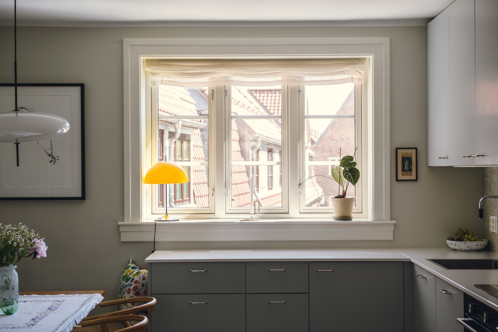 Fra kjøkkenvinduet har du utsikt over takene i gården, samt bakgården. Galleribilde