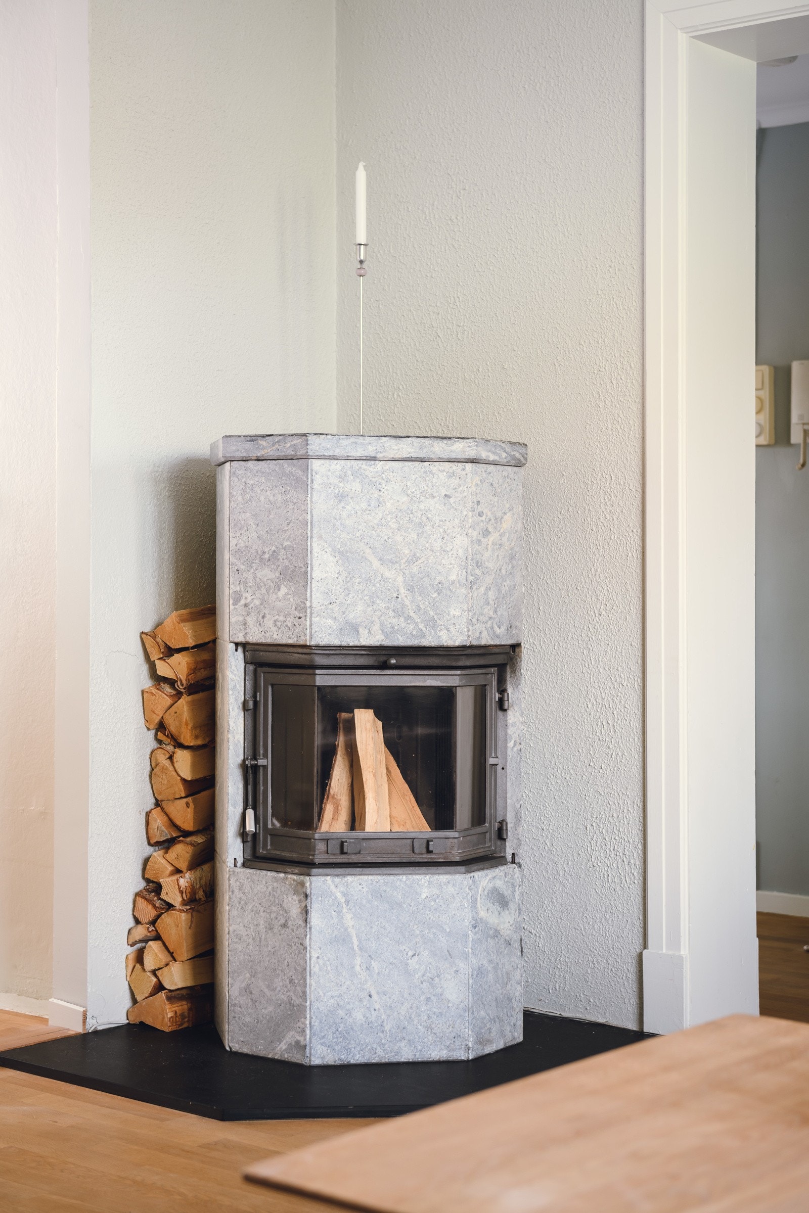 Klebersteinsovn i stuen er ikke bare estetisk, men genererer også god varme. Galleribilde