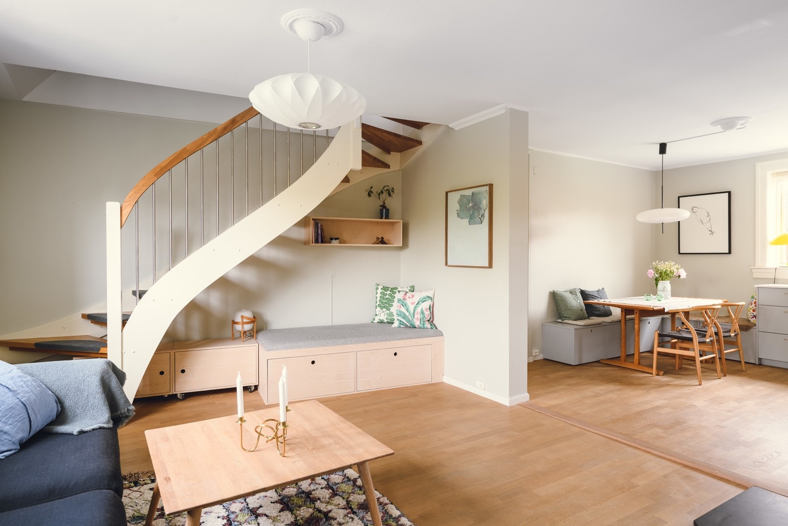 Leiligheten ble betydelig oppgradert i 2022 etter bistand fra arkitekter, og kan vise til flere plassbygde løsninger, materialer av høy kvalitet og en optimalisert planløsning. Galleribilde